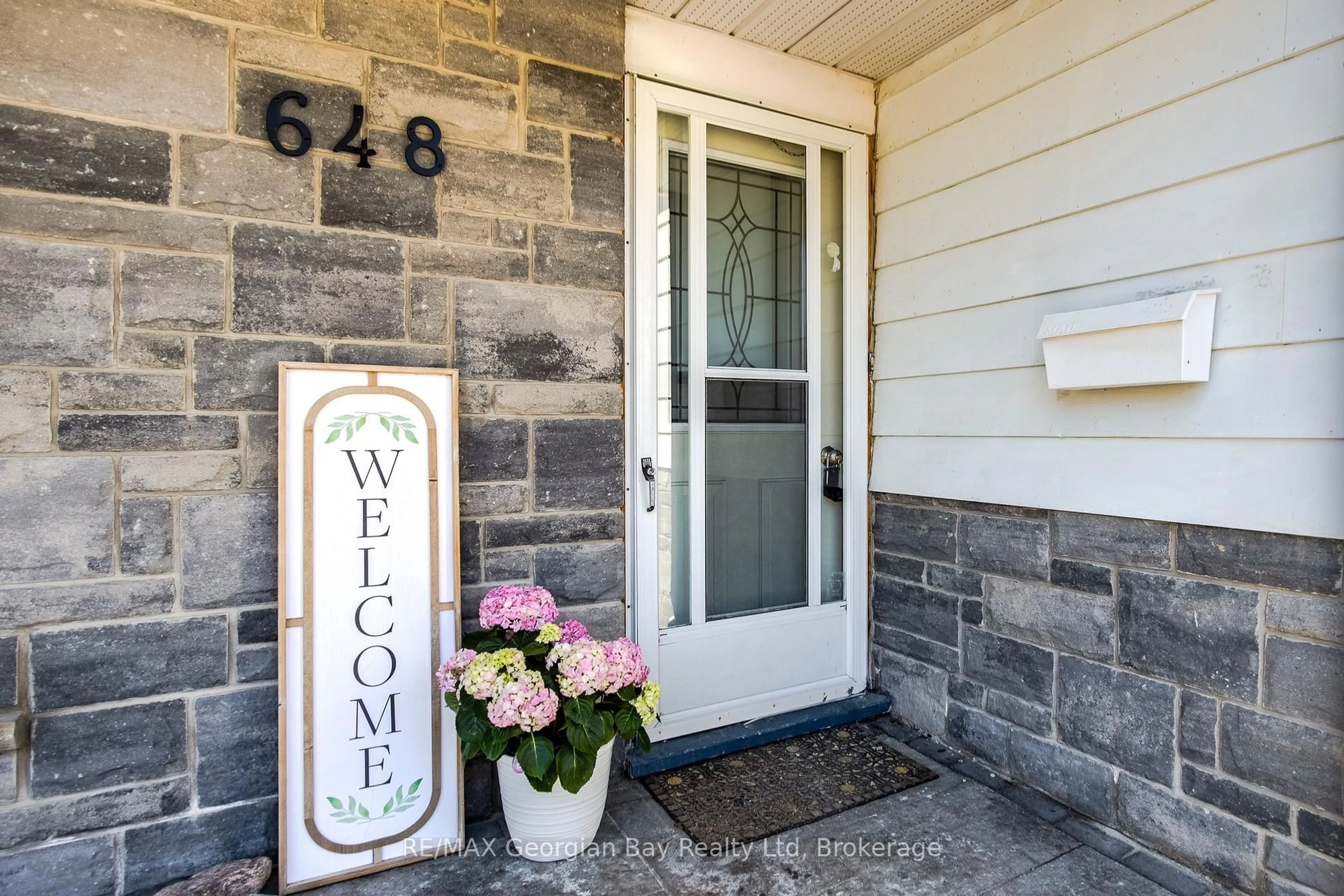 Indoor entryway for 648 Manly St, Midland Ontario L4R 3G5