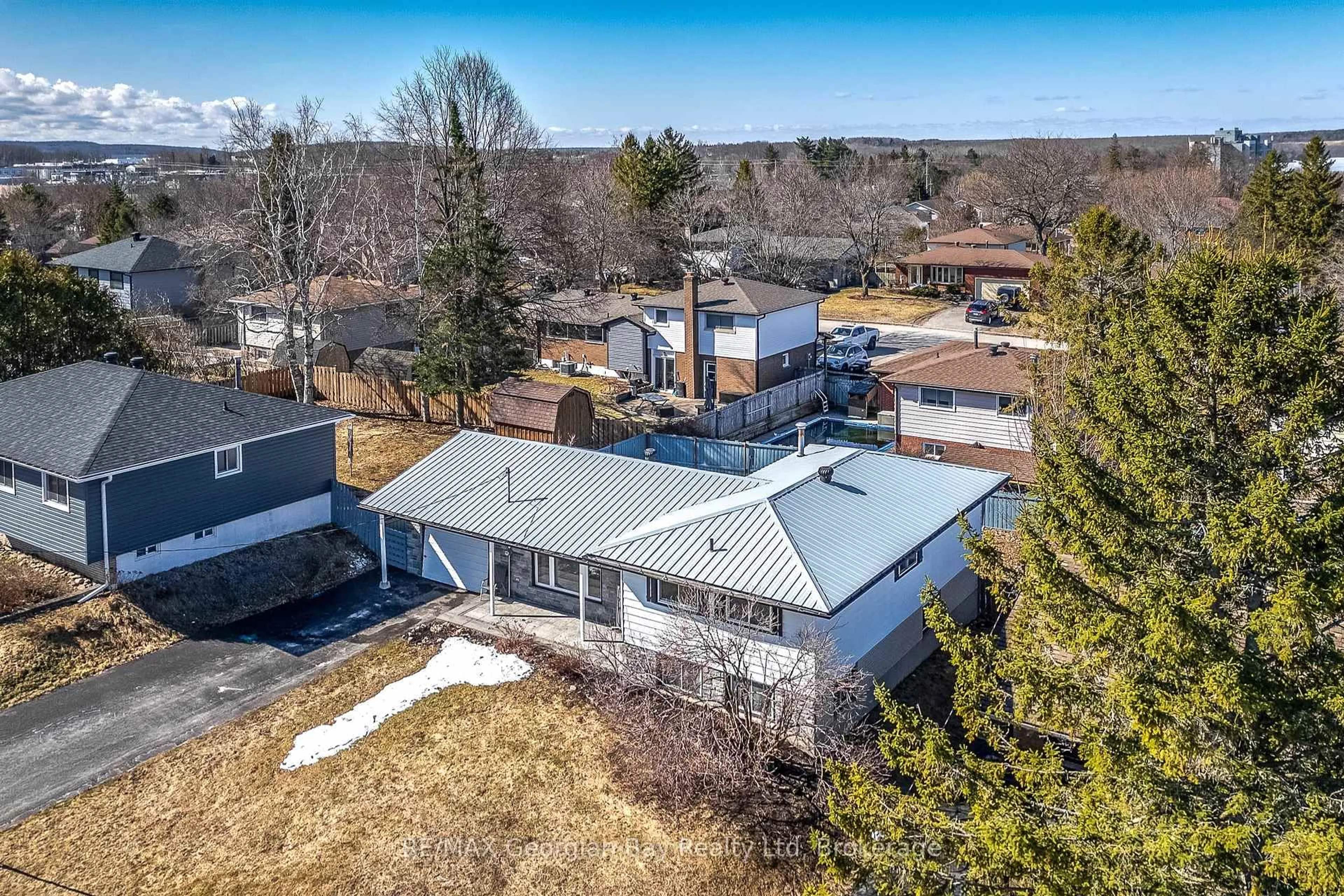 A pic from outside/outdoor area/front of a property/back of a property/a pic from drone, unknown for 648 Manly St, Midland Ontario L4R 3G5