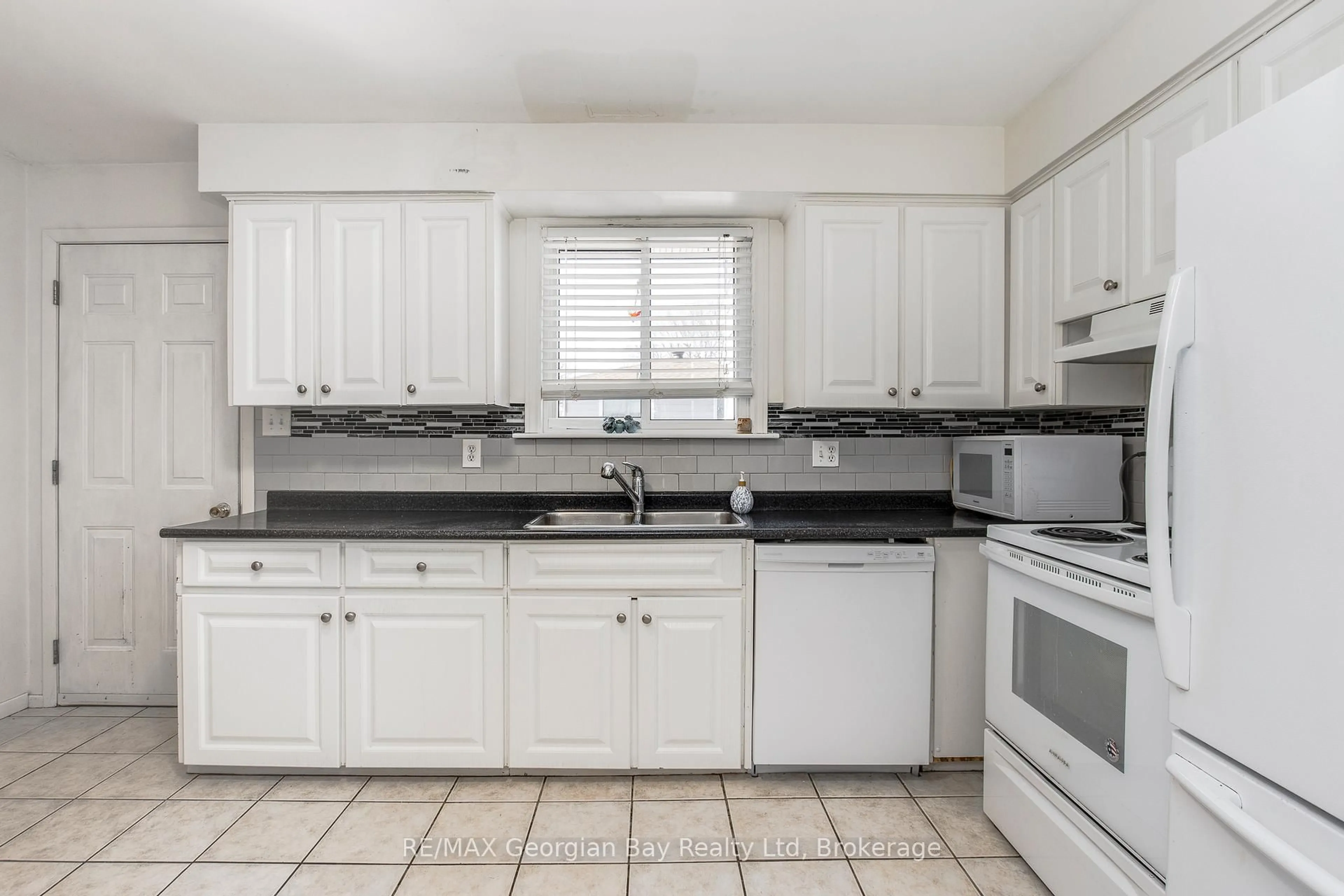 Standard kitchen, ceramic/tile floor for 648 Manly St, Midland Ontario L4R 3G5