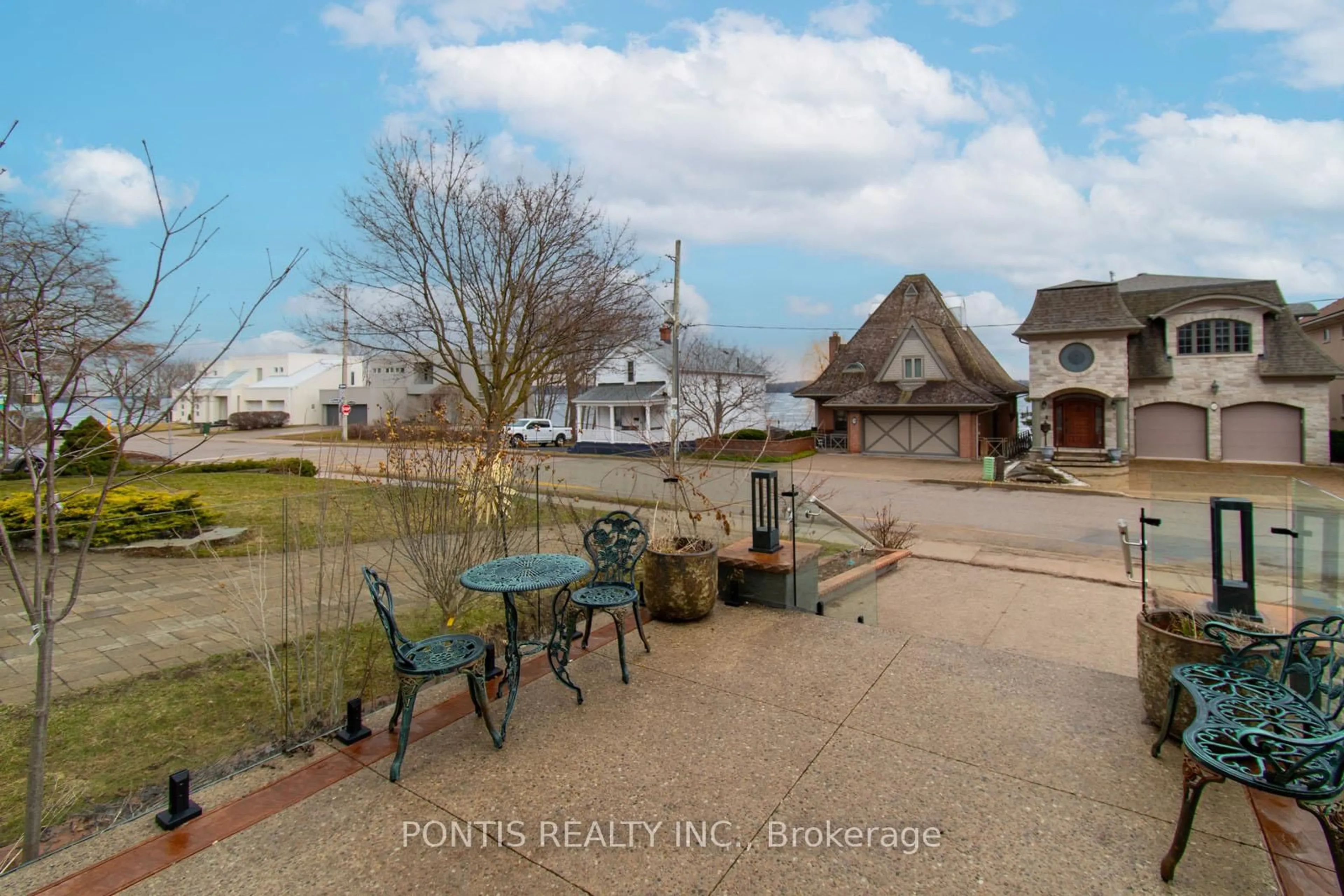 A pic from outside/outdoor area/front of a property/back of a property/a pic from drone, street for 38 Kempenfelt Dr, Barrie Ontario L4M 1B9