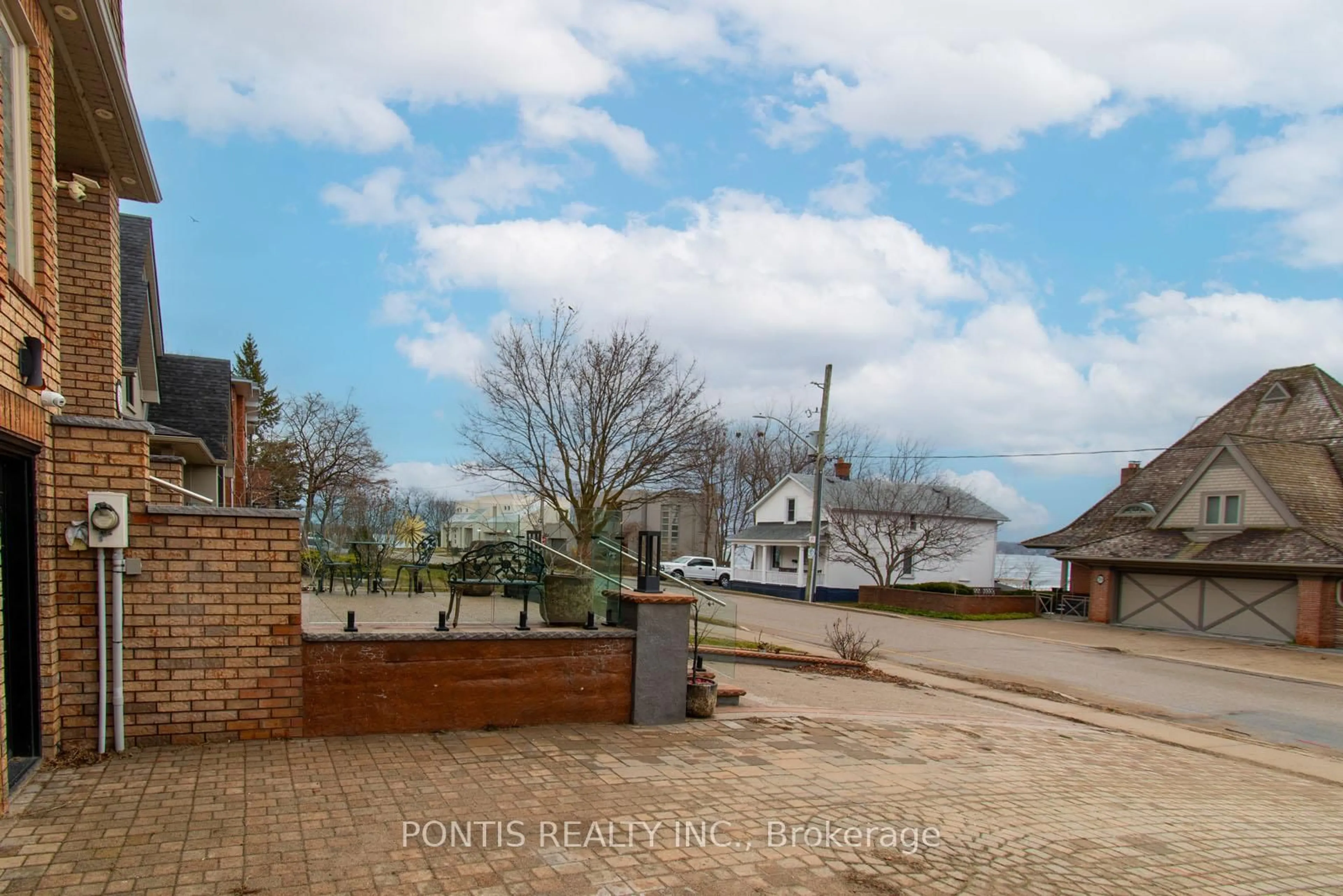 A pic from outside/outdoor area/front of a property/back of a property/a pic from drone, unknown for 38 Kempenfelt Dr, Barrie Ontario L4M 1B9