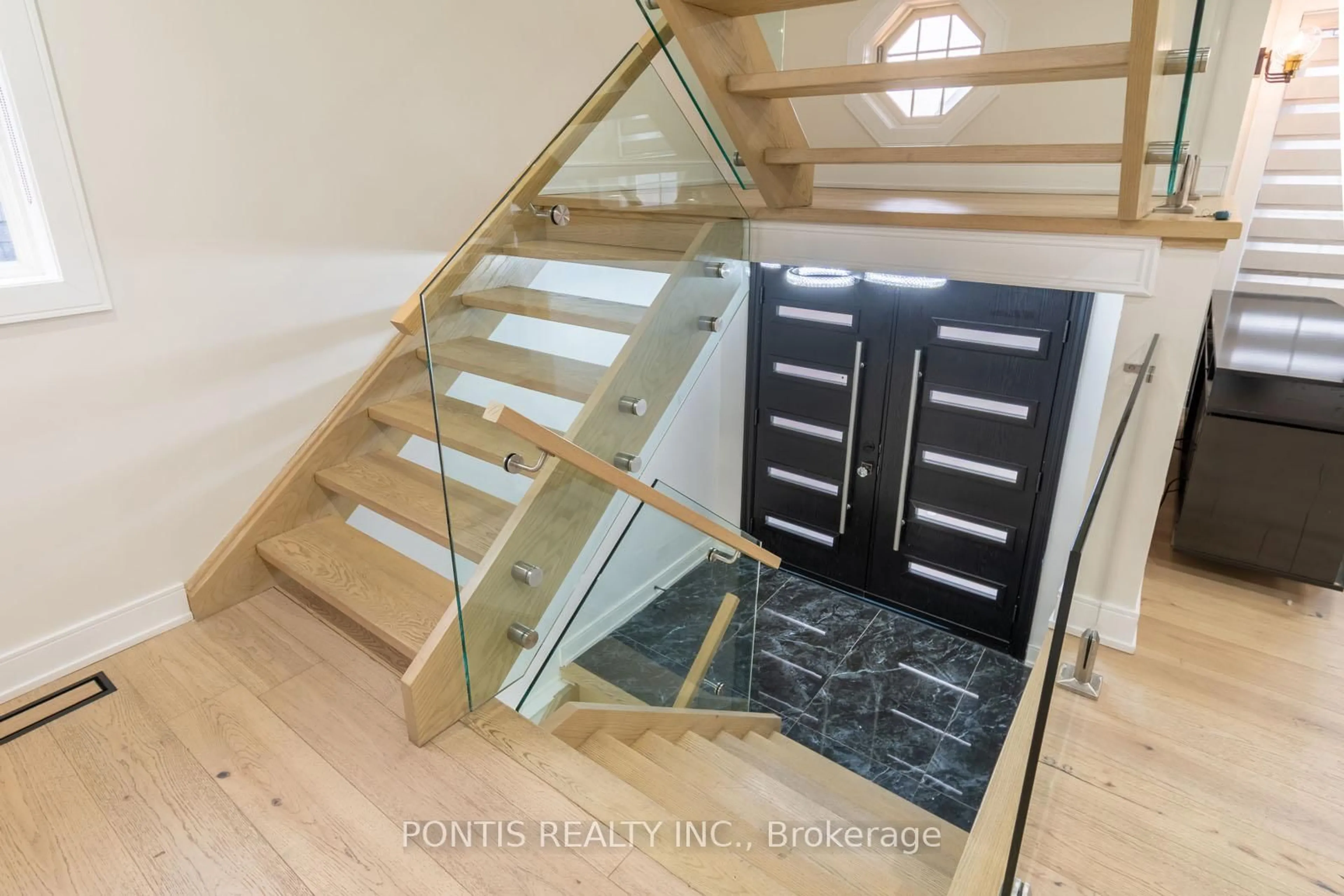 Stairs for 38 Kempenfelt Dr, Barrie Ontario L4M 1B9