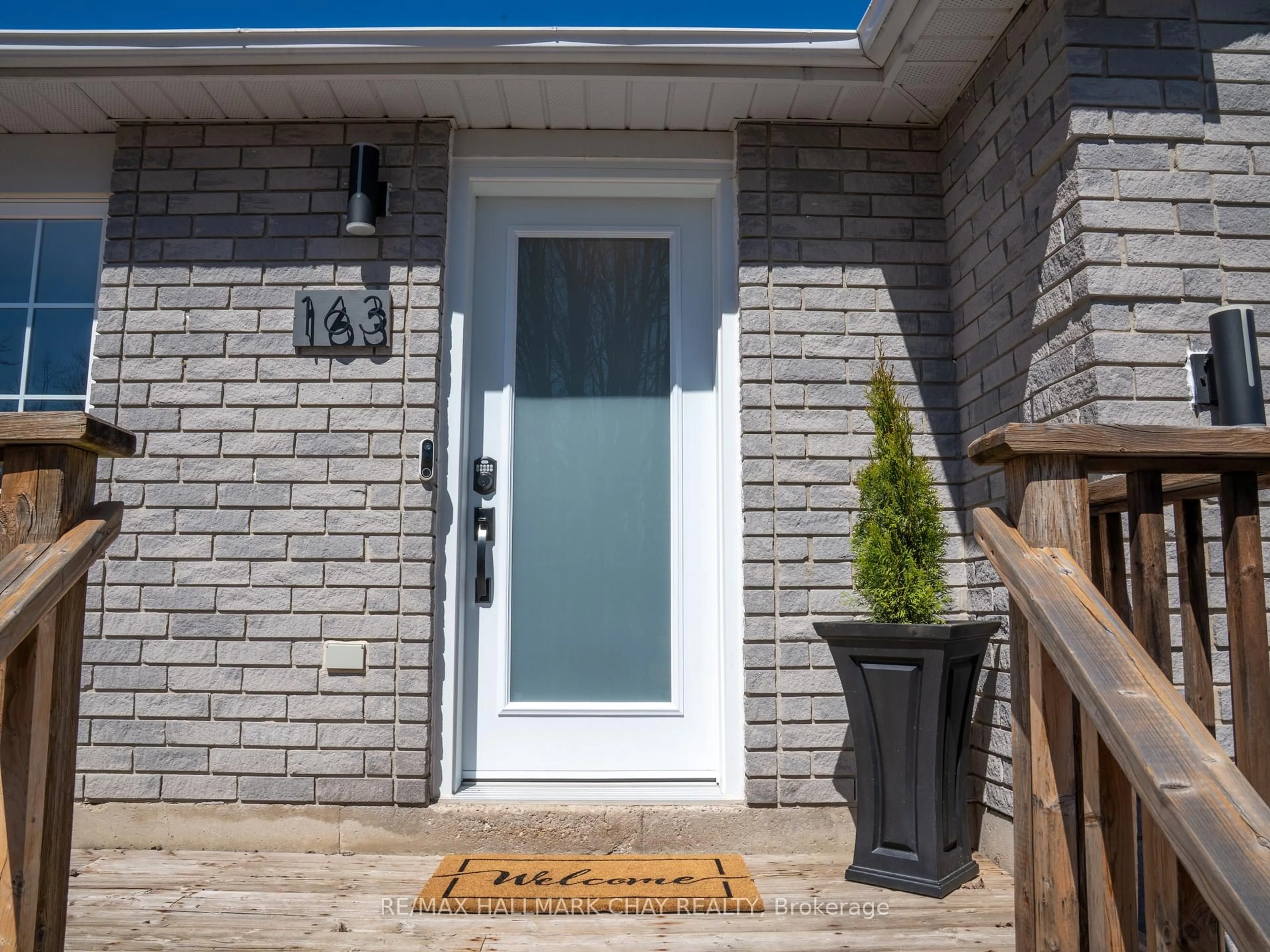Indoor entryway for 163 Columbia Rd, Barrie Ontario L4N 8E3