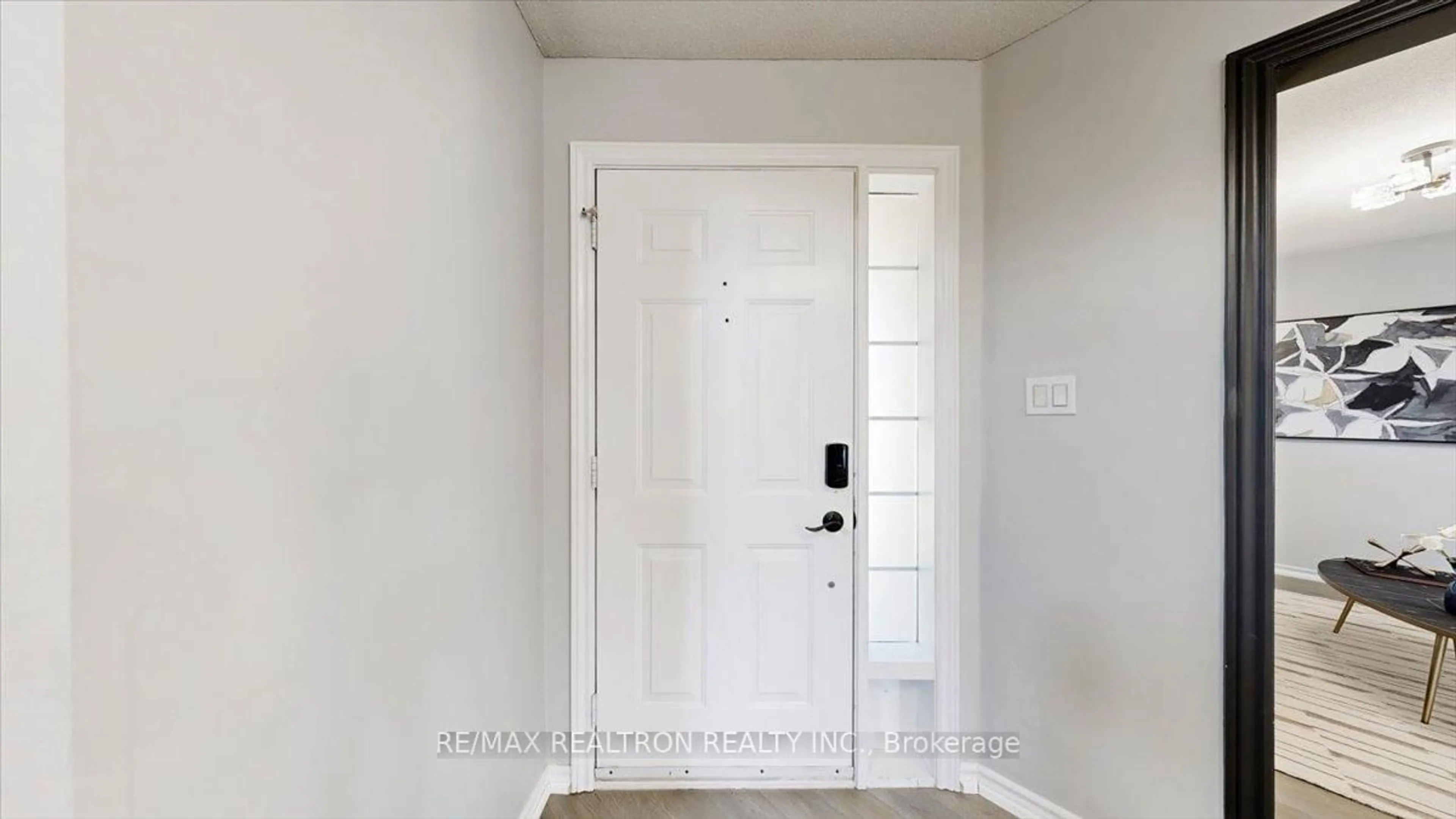 Indoor entryway for 19 Tamarack Tr, Barrie Ontario L4N 9S1