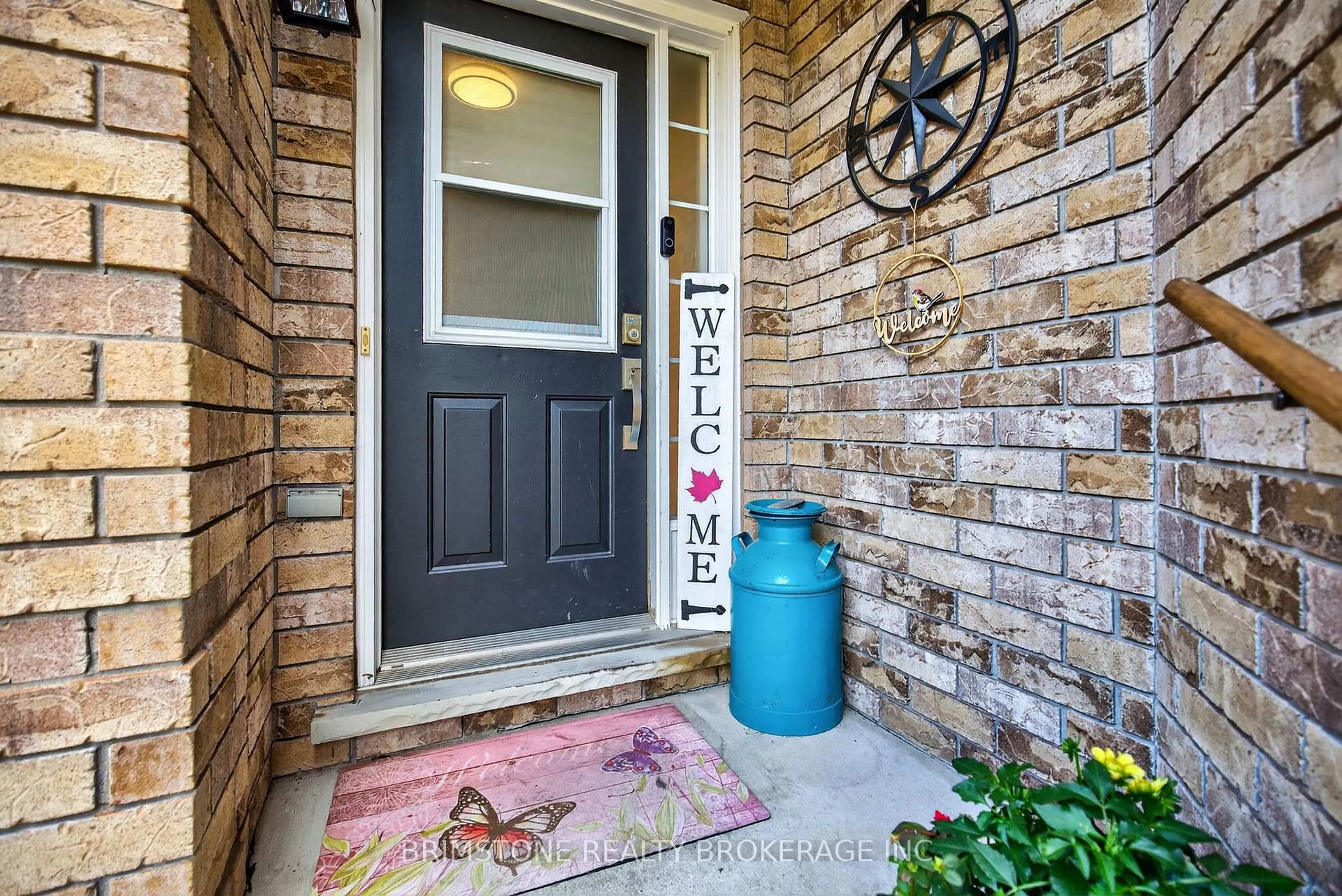 Indoor entryway for 116 Bird St, Barrie Ontario L4N 0W6