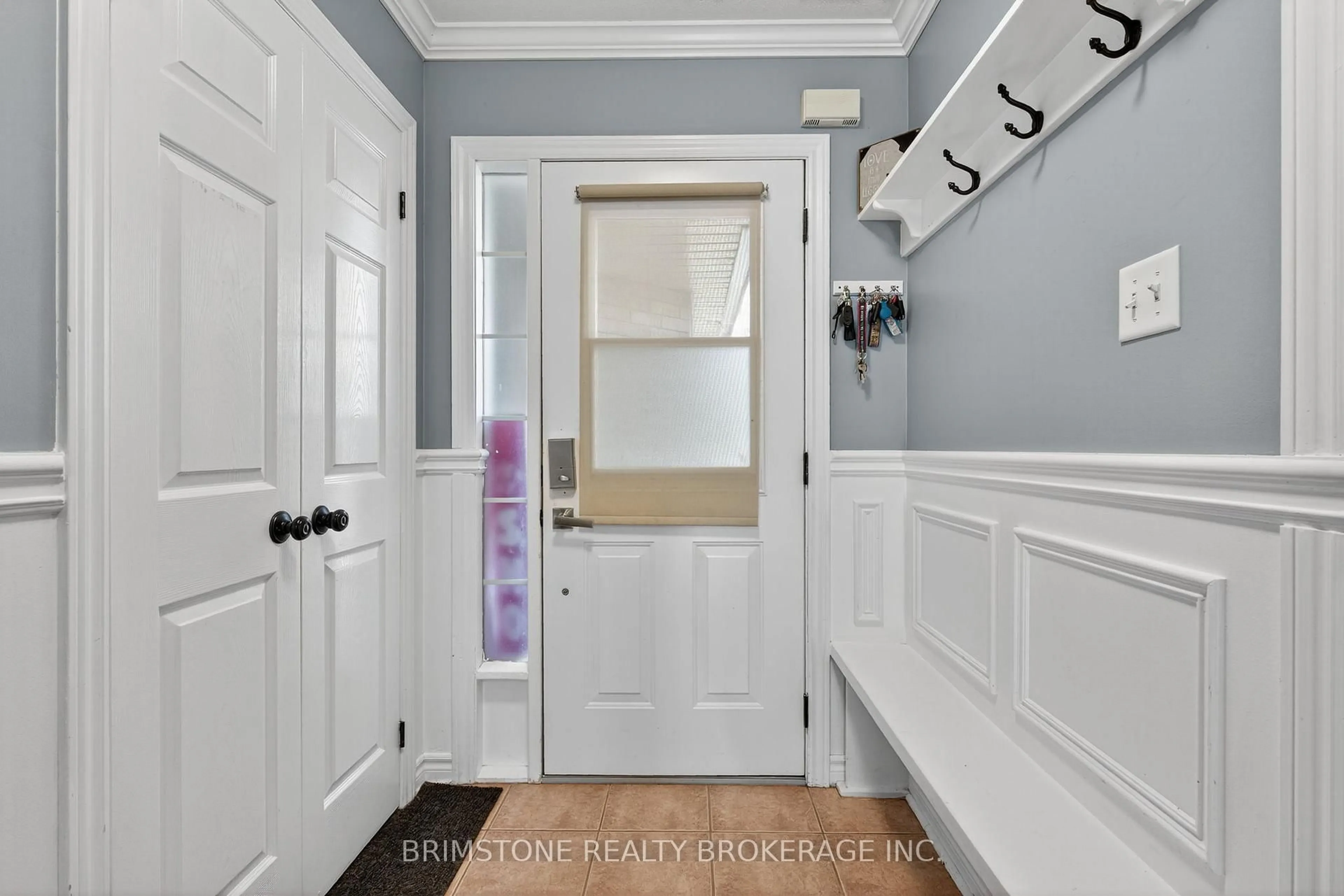 Indoor entryway for 116 Bird St, Barrie Ontario L4N 0W6