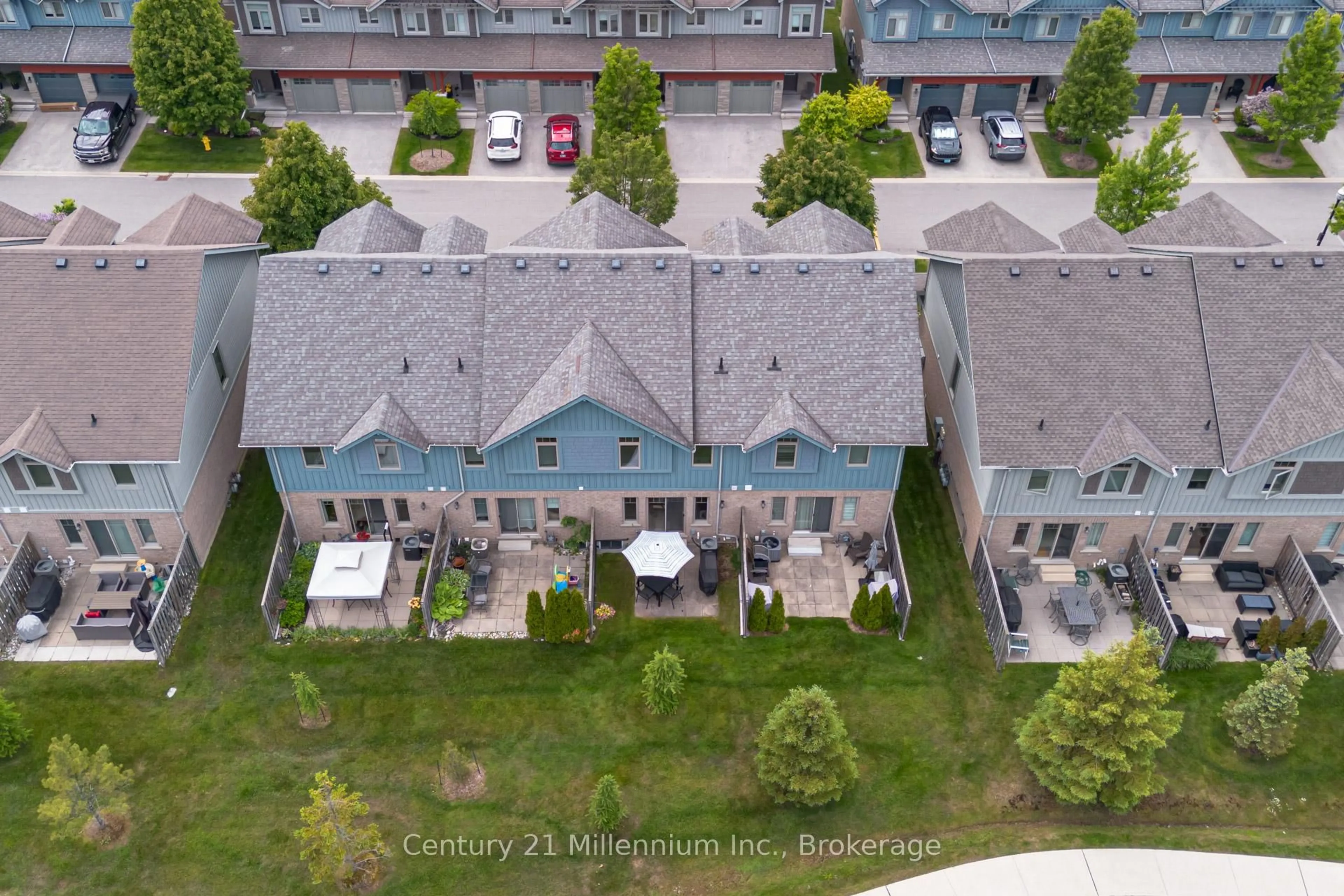 A pic from outside/outdoor area/front of a property/back of a property/a pic from drone, street for 37-37 Silver Glen Blvd #37, Collingwood Ontario L9Y 0G9