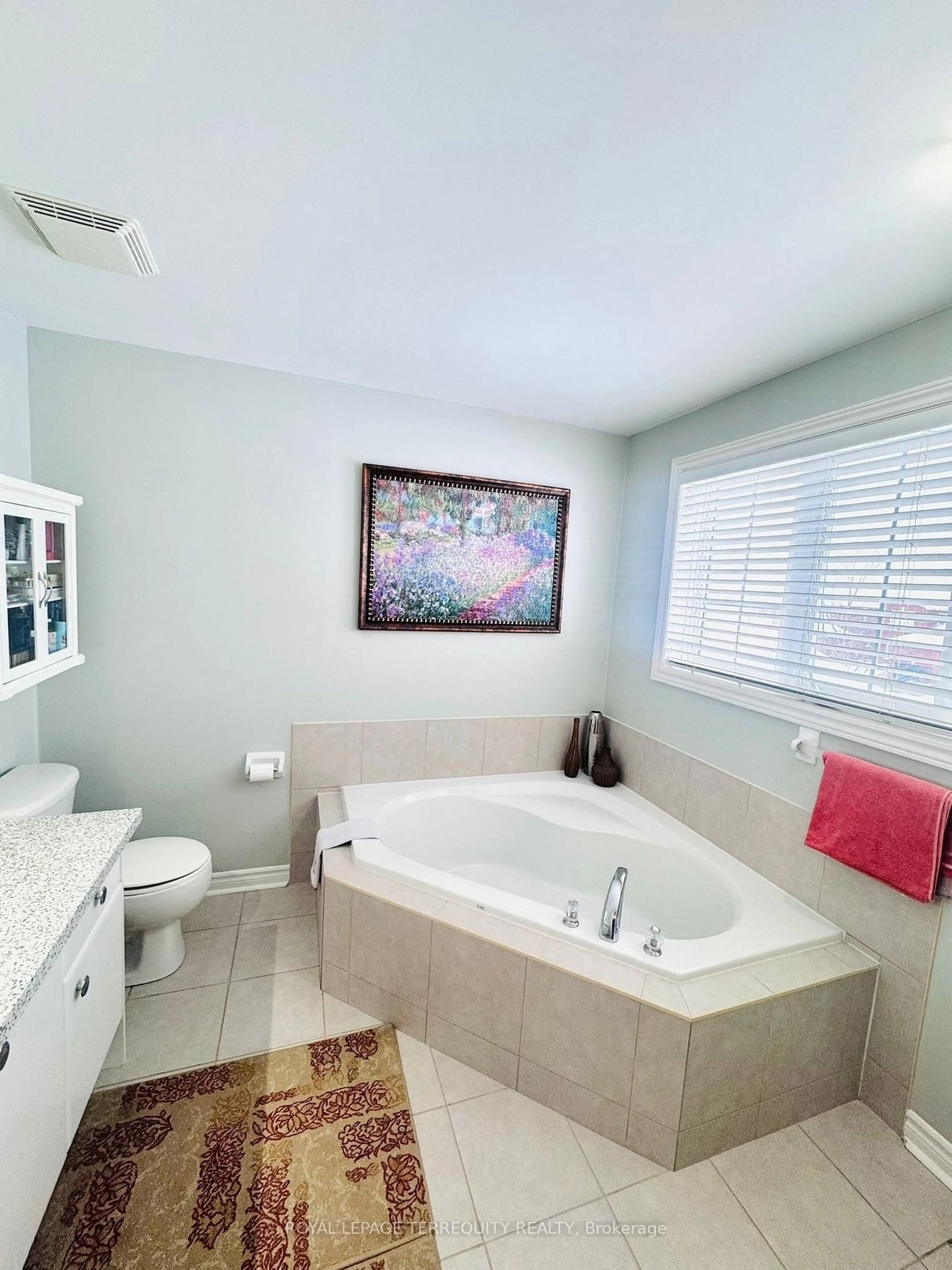 Contemporary bathroom, ceramic/tile floor for 25 Jagges Dr, Barrie Ontario L4N 0W9