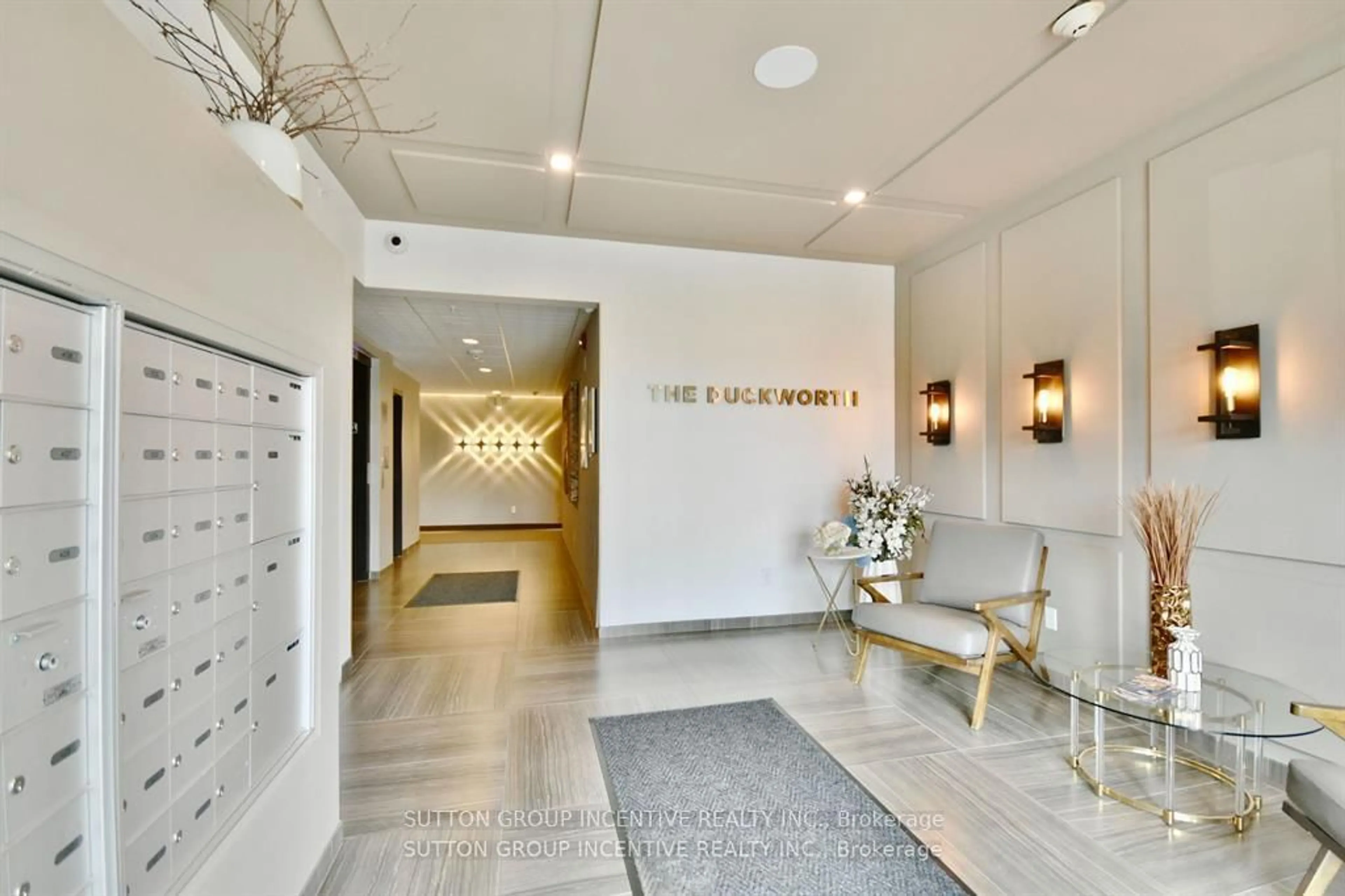 Indoor foyer for 299 Cundles Rd #608, Barrie Ontario L4M 0K9