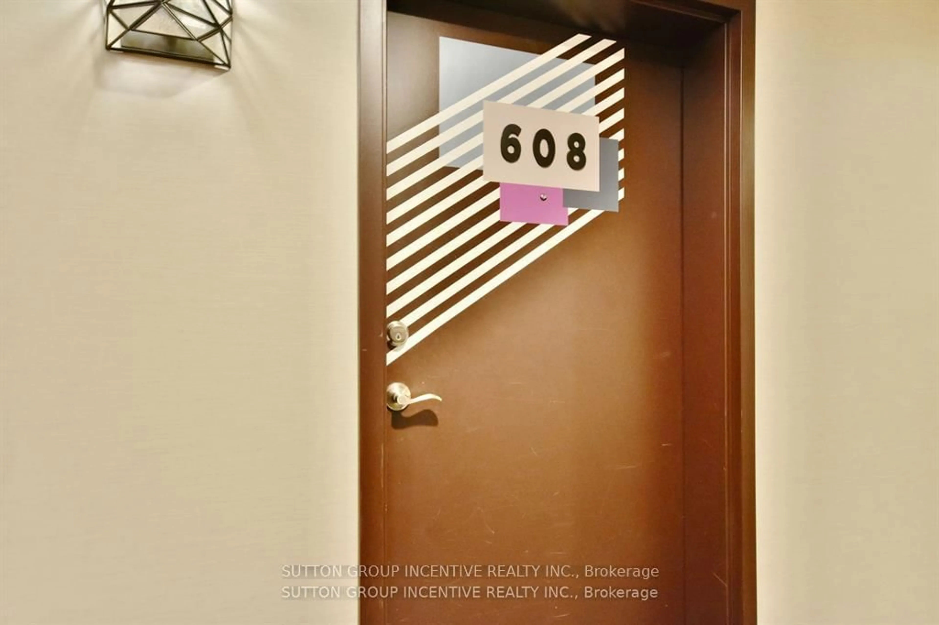 Indoor foyer for 299 Cundles Rd #608, Barrie Ontario L4M 0K9