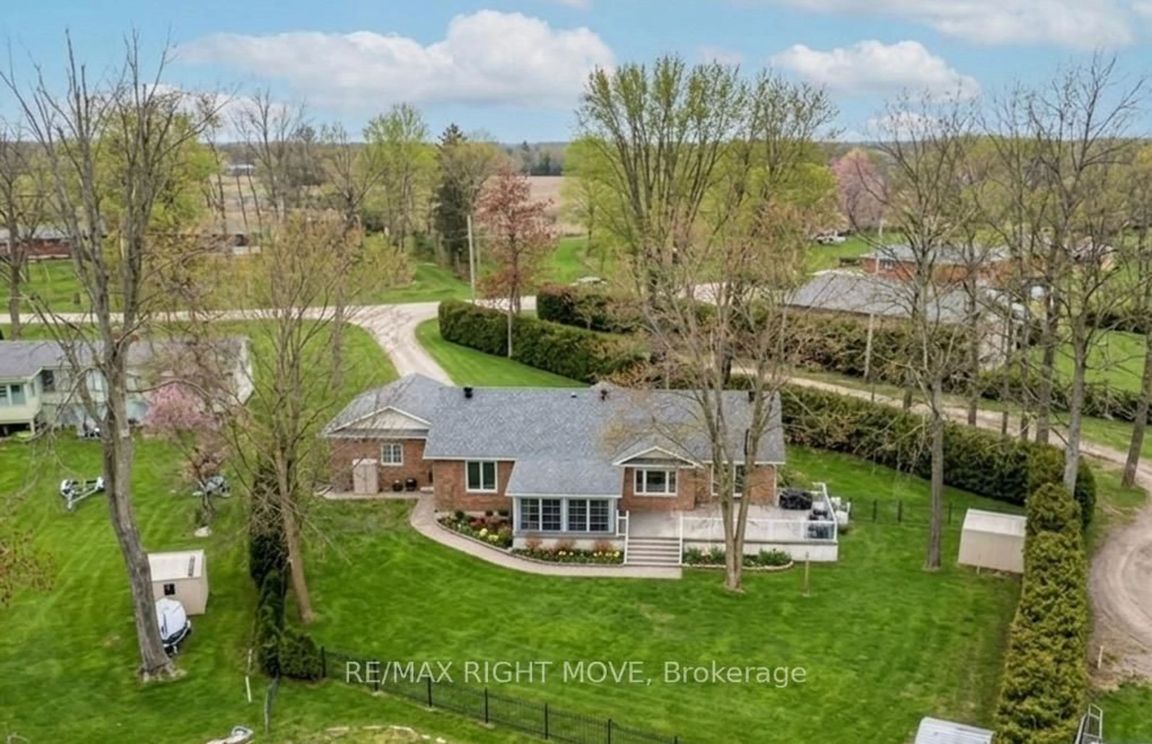 A pic from outside/outdoor area/front of a property/back of a property/a pic from drone, street for 661 Glen Cres, Orillia Ontario L3V 6R2