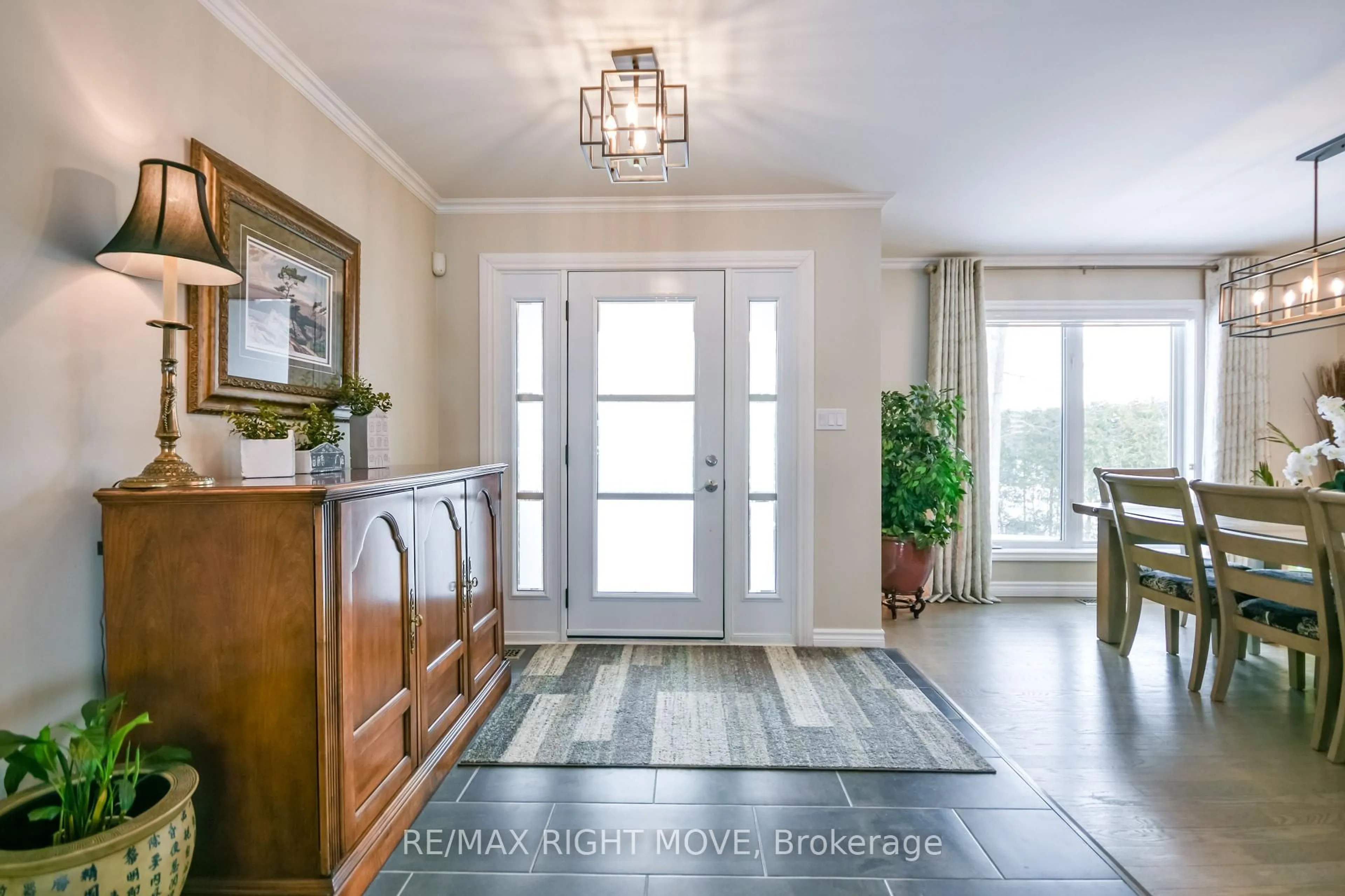 Indoor entryway for 661 Glen Cres, Orillia Ontario L3V 6R2