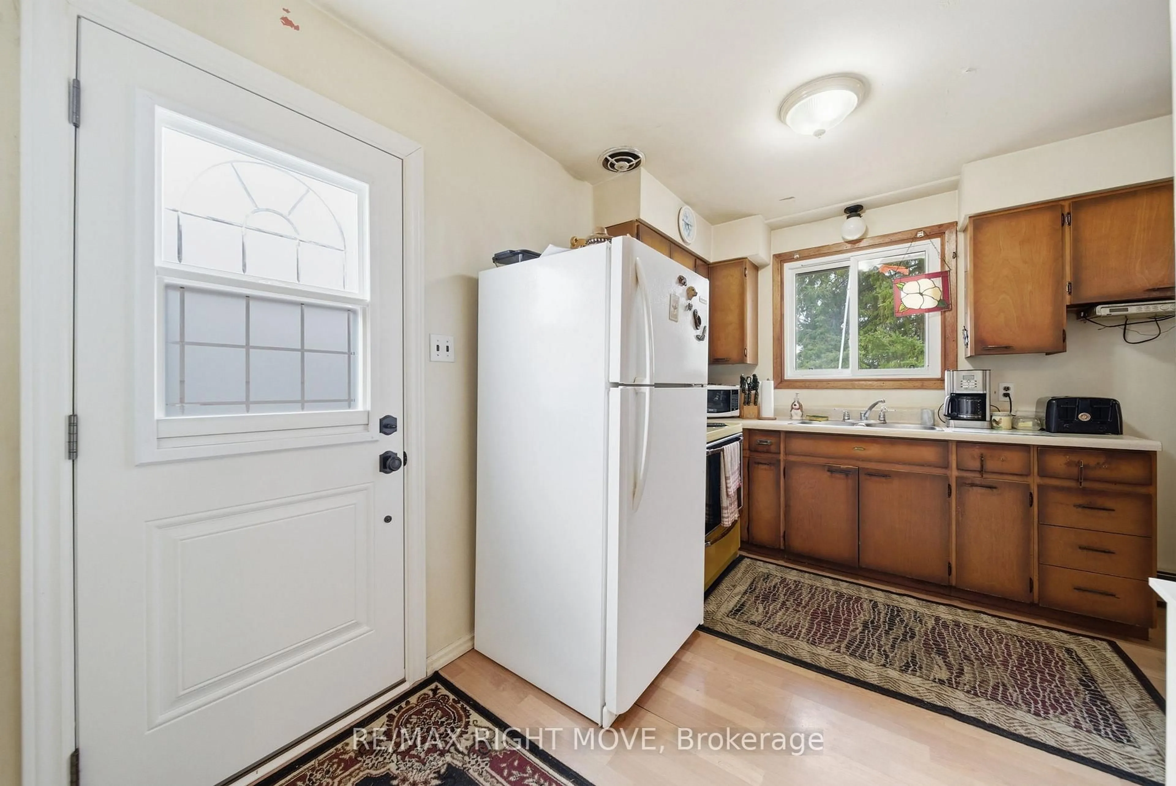 Standard kitchen, unknown for 3149 Barrie Hill Rd, Springwater Ontario L4M 4S4