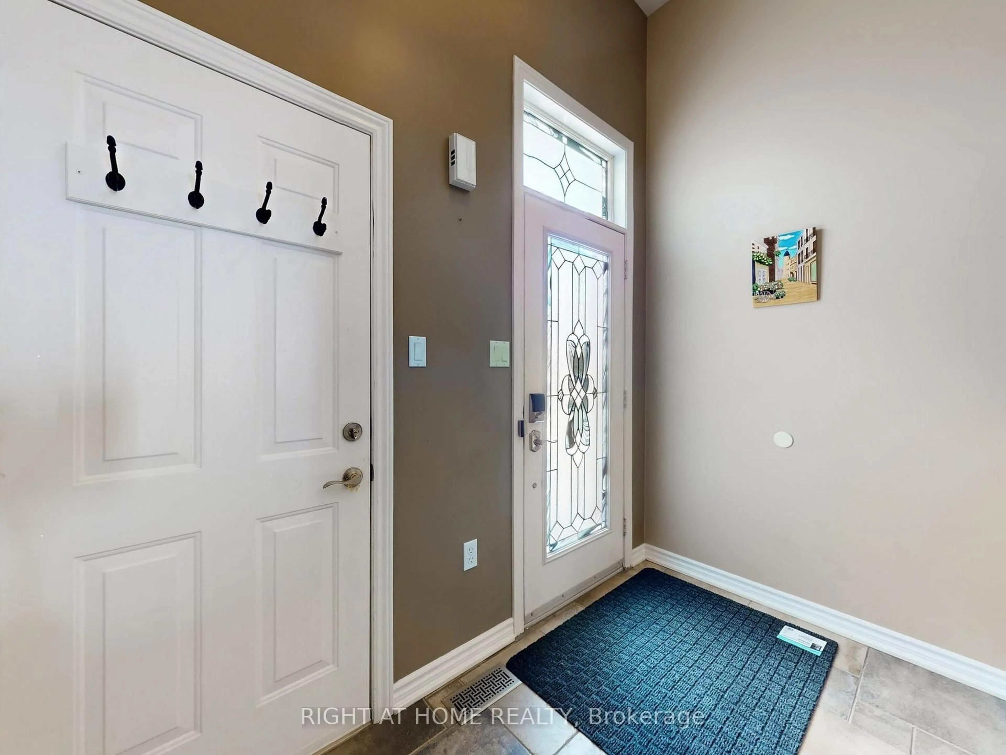 Indoor entryway for 204 Proclamation Dr, Barrie Ontario L4N 0Y9