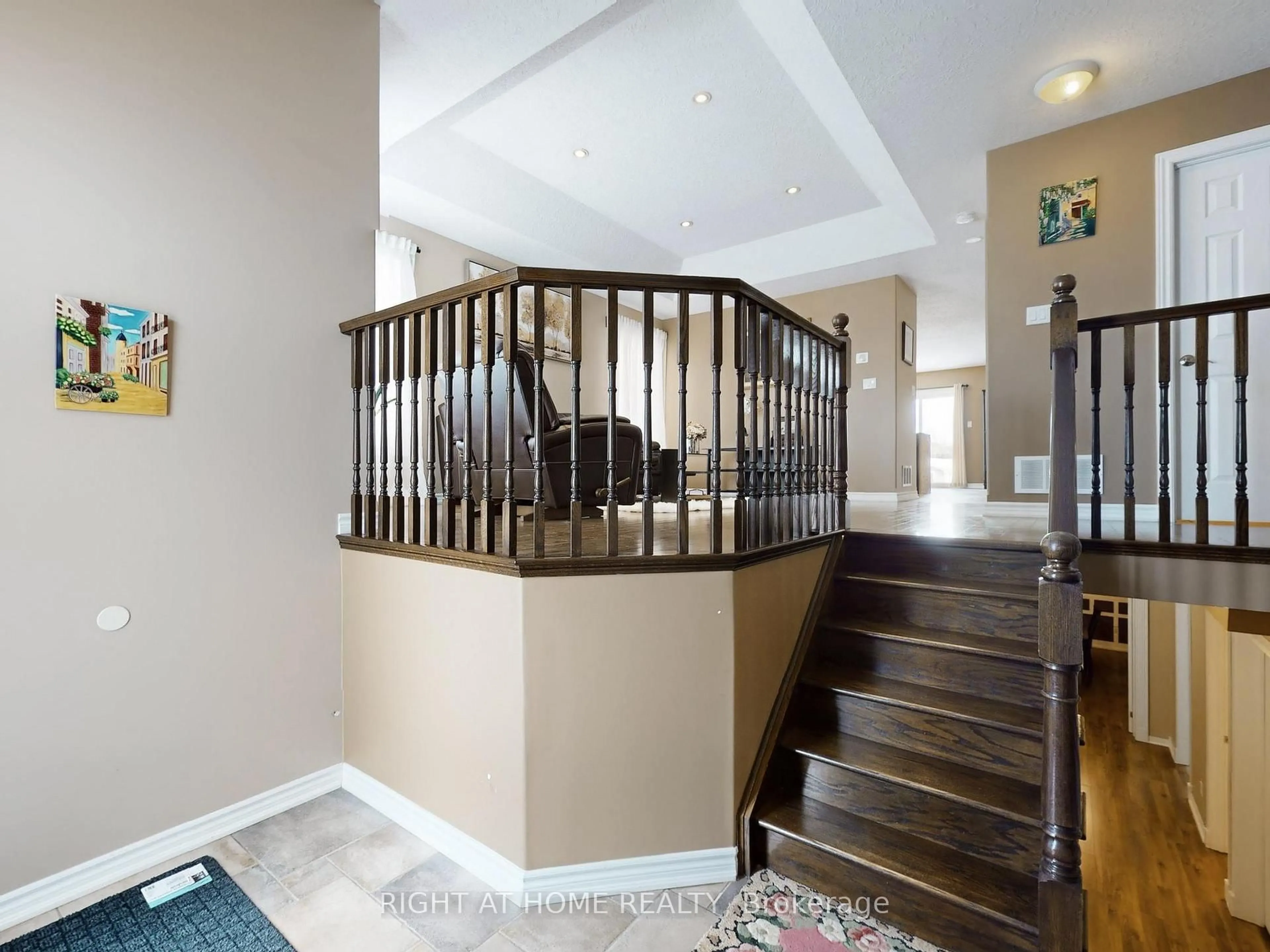 Indoor foyer for 204 Proclamation Dr, Barrie Ontario L4N 0Y9