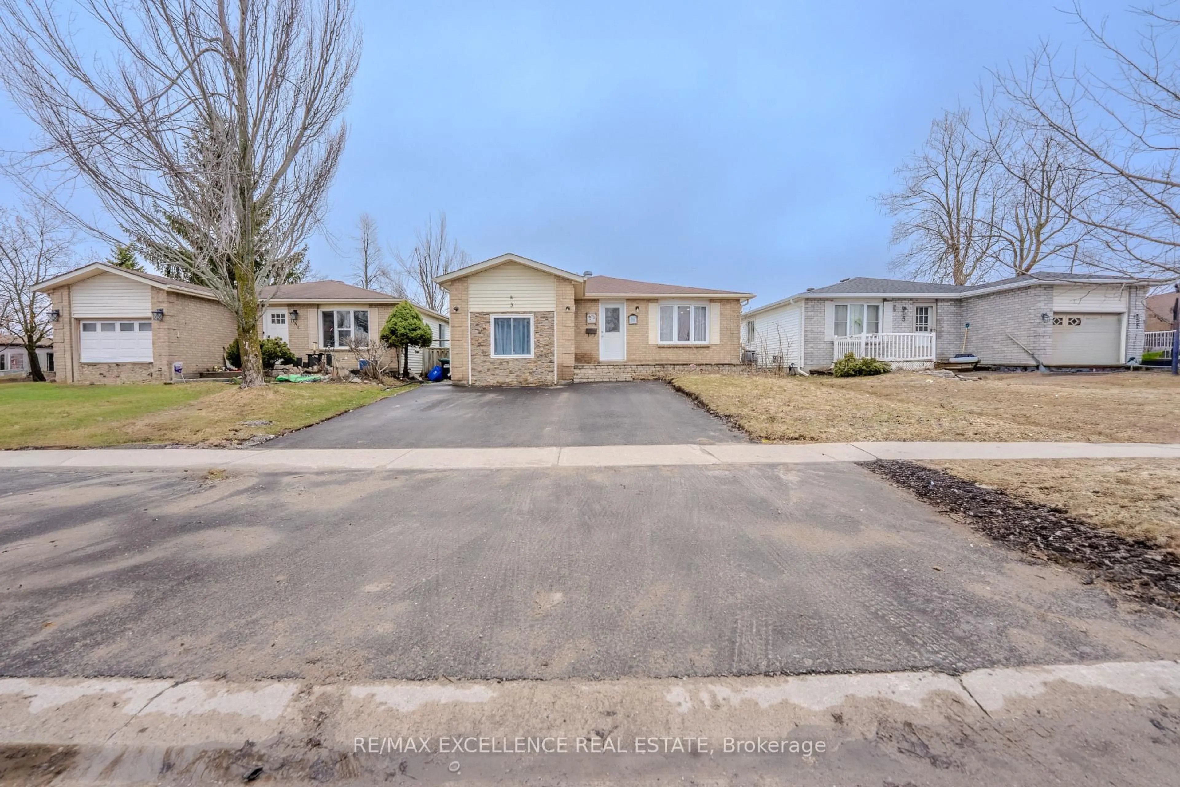 A pic from outside/outdoor area/front of a property/back of a property/a pic from drone, street for 3 Hickling Tr, Barrie Ontario L4M 5V7