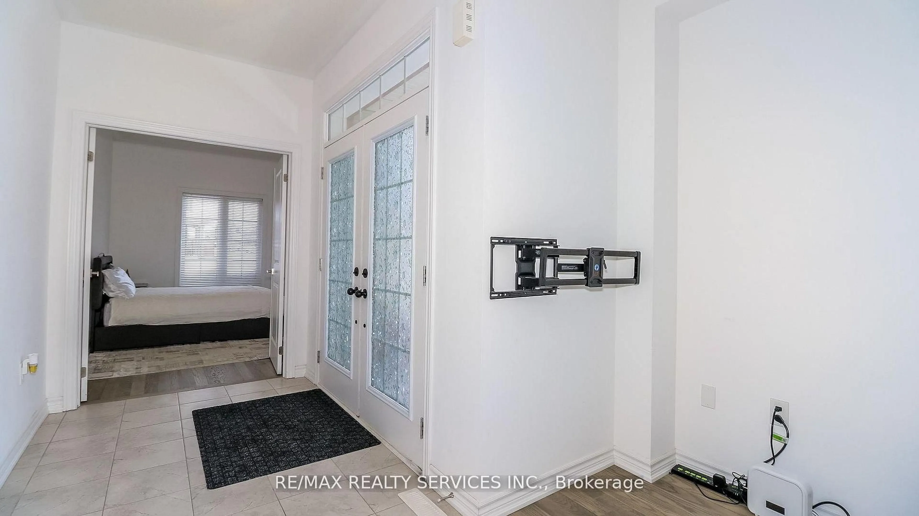 Indoor entryway for 1 Harvest Cres, Barrie Ontario L9J 0T3