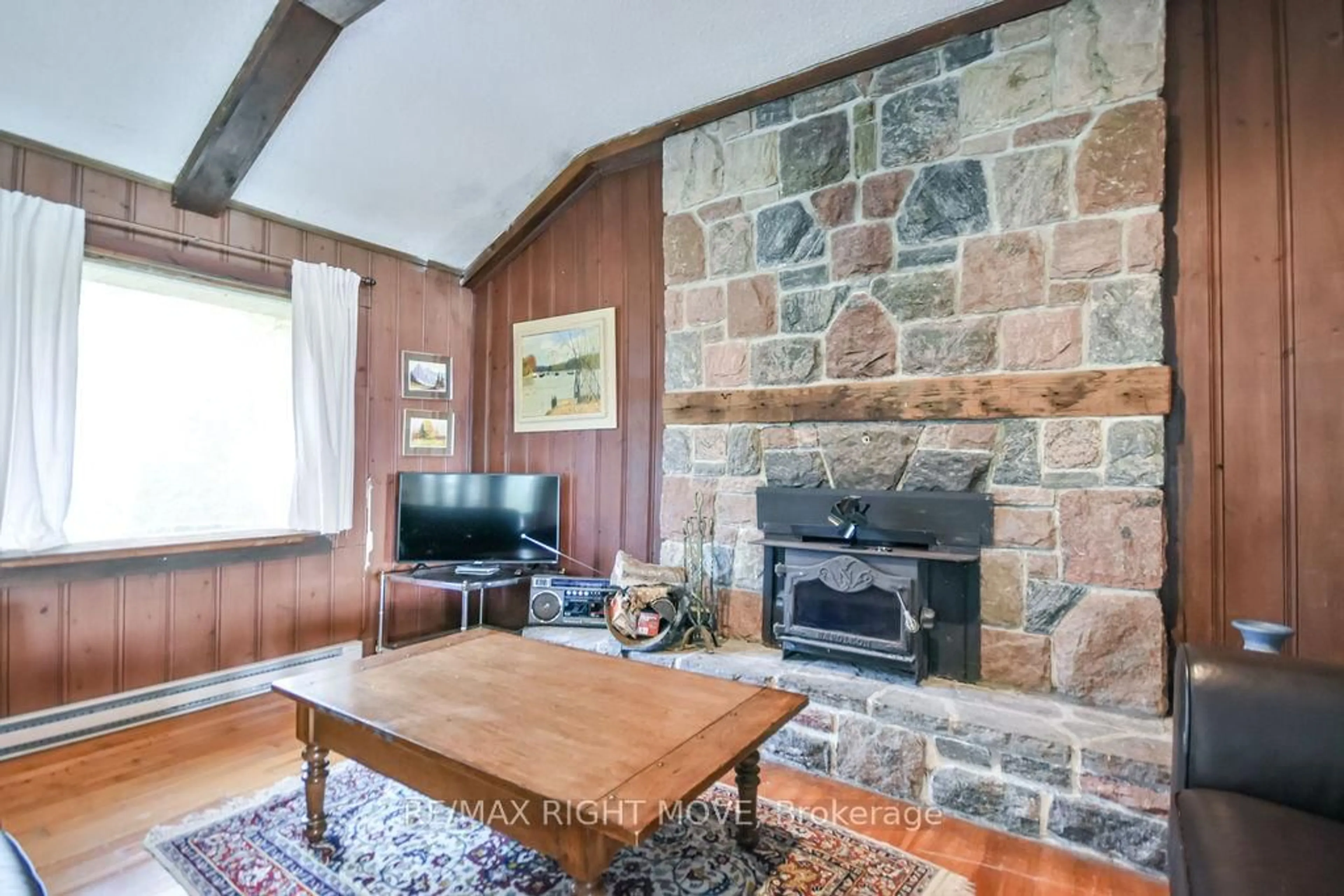 Living room with furniture, unknown for 1467 Cunningham Cres, Severn Ontario L3V 7E1