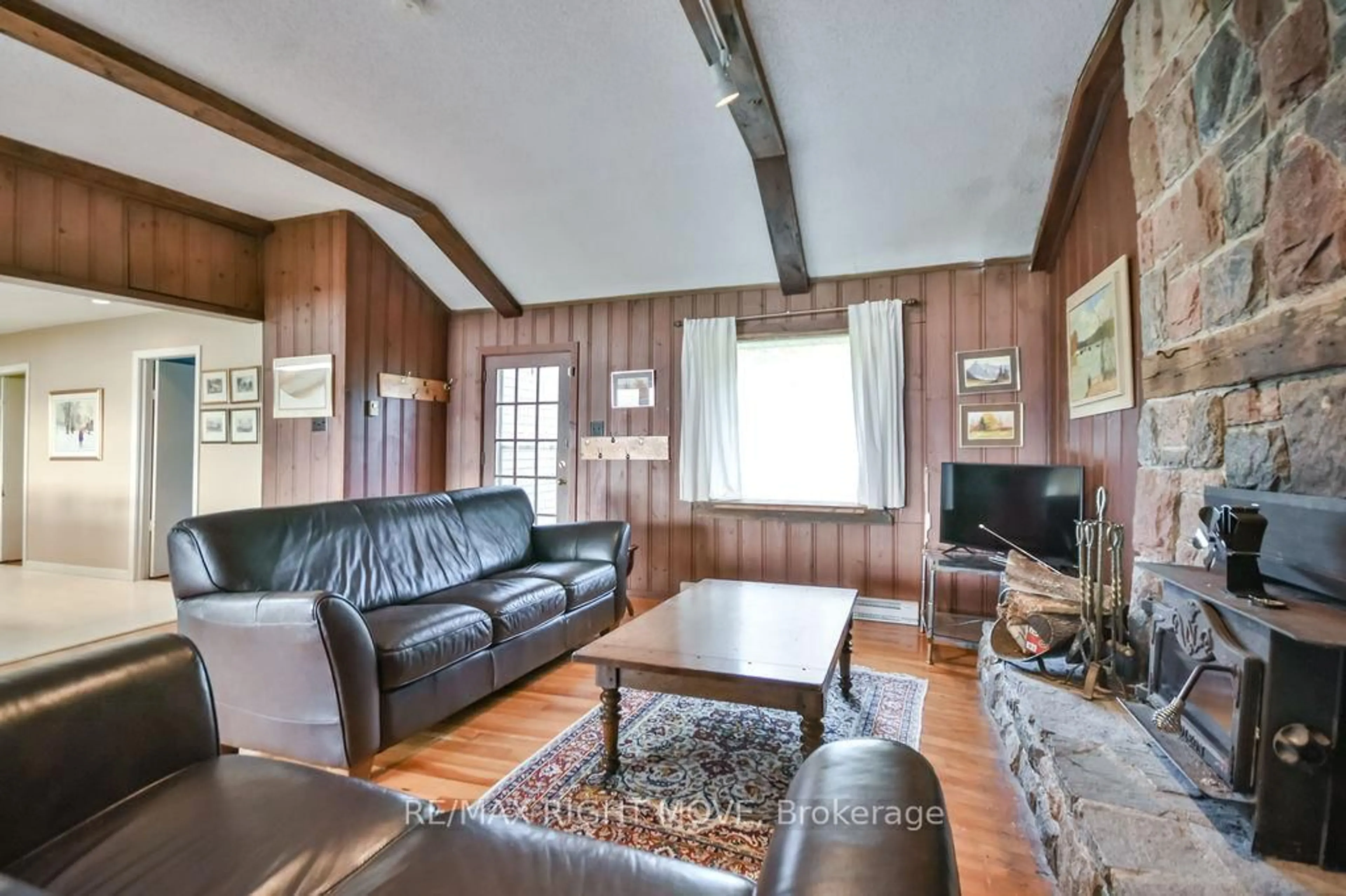 Living room with furniture, wood/laminate floor for 1467 Cunningham Cres, Severn Ontario L3V 7E1