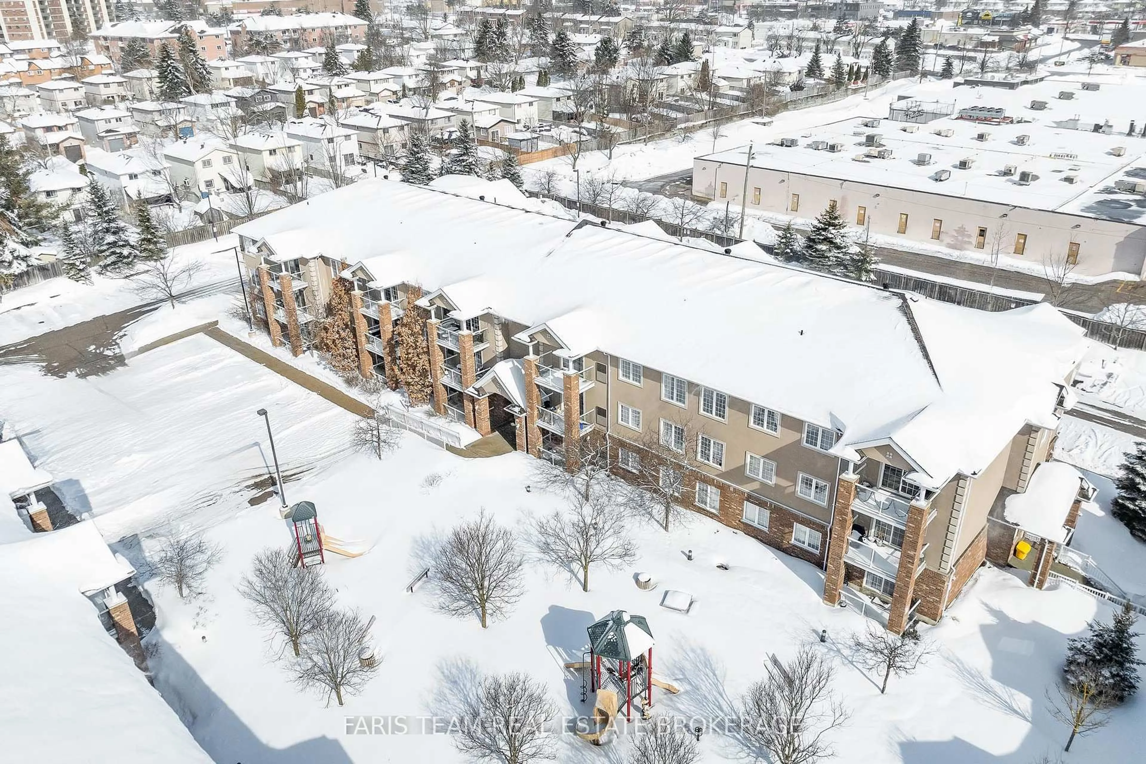 A pic from outside/outdoor area/front of a property/back of a property/a pic from drone, unknown for 41 Coulter St #19, Barrie Ontario L4N 6L9