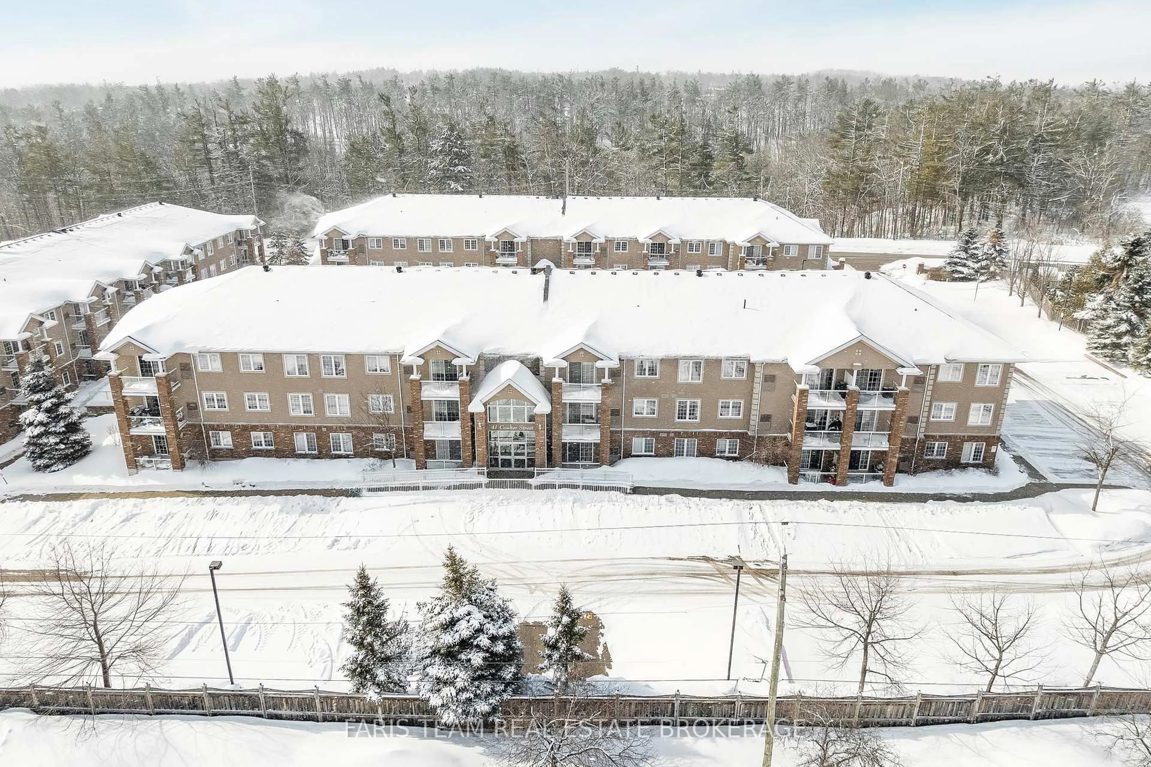 A pic from outside/outdoor area/front of a property/back of a property/a pic from drone, unknown for 41 Coulter St #19, Barrie Ontario L4N 6L9