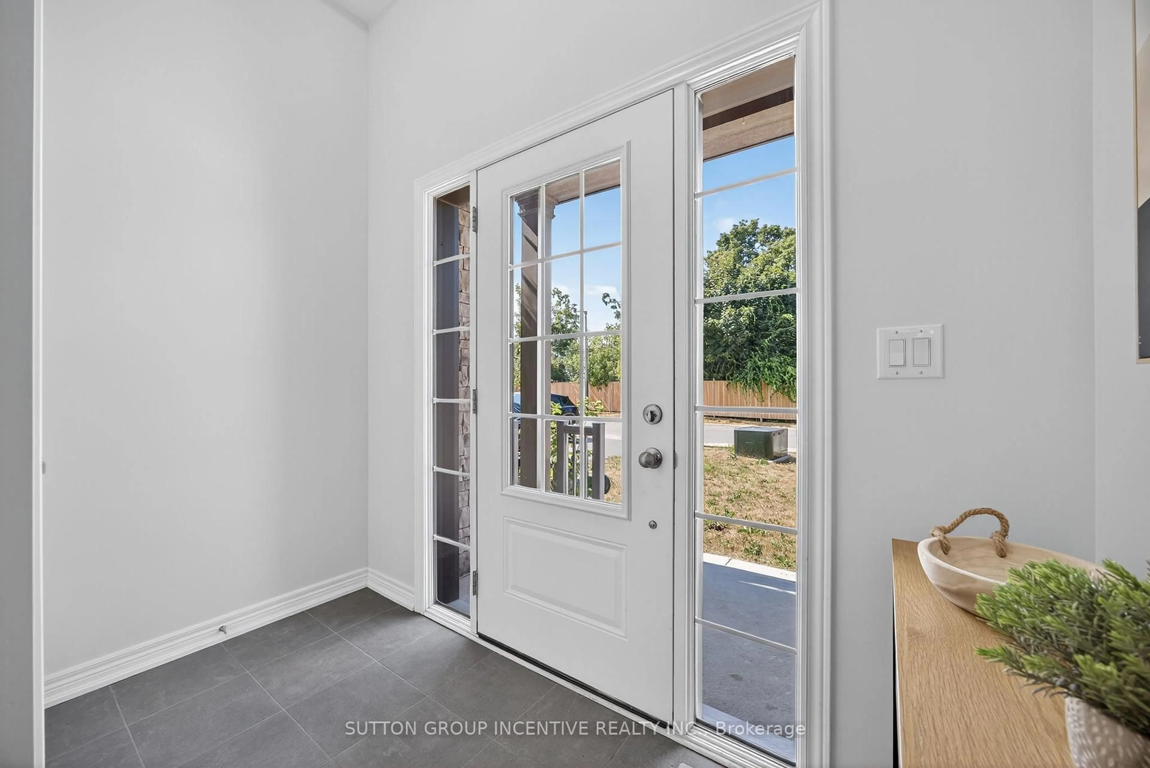 Indoor entryway for 17 Churchlea Mews, Orillia Ontario L3V 8K9