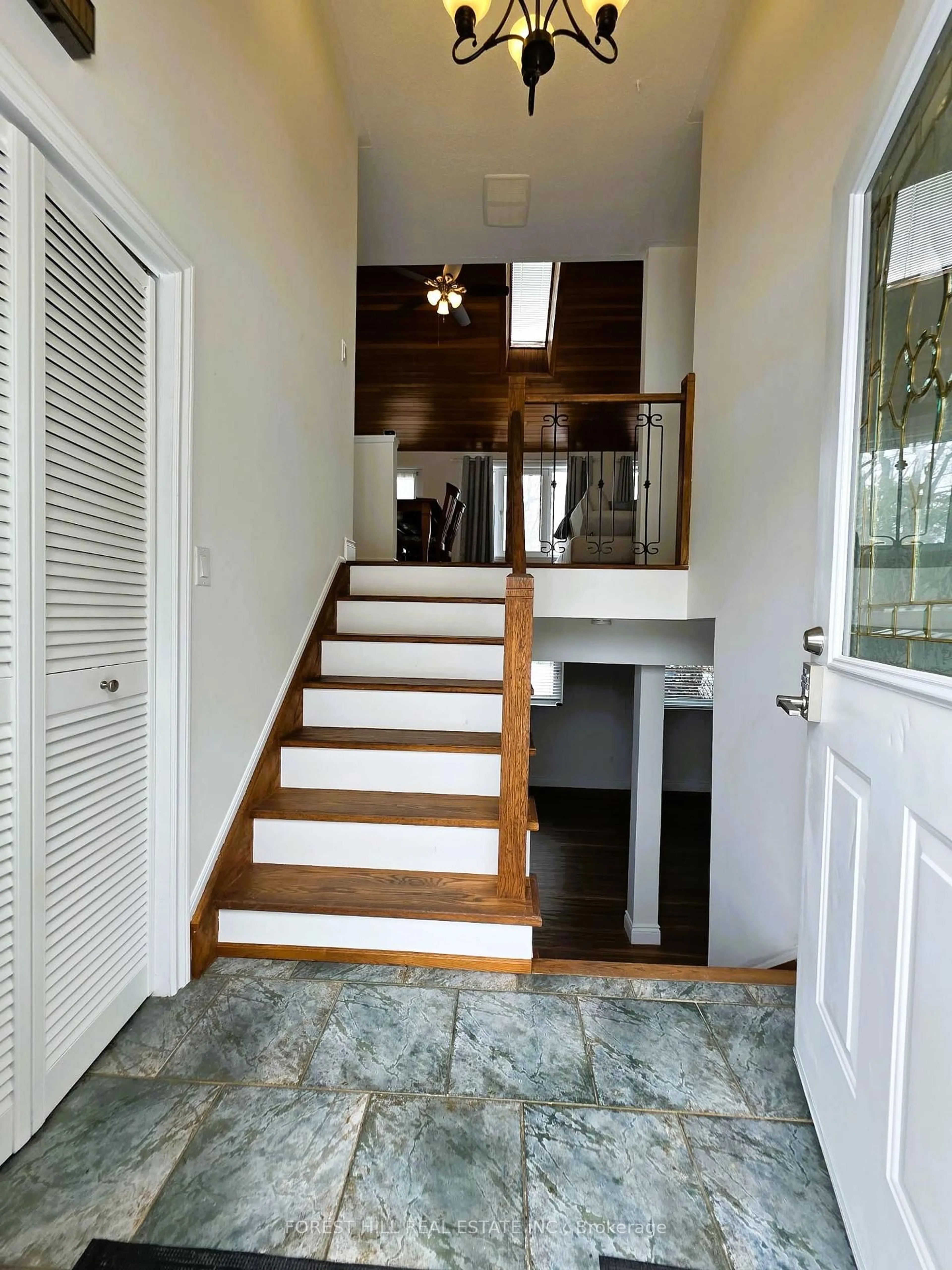 Indoor foyer for 859 Lakeshore Rd, Oro-Medonte Ontario L0L 1T0