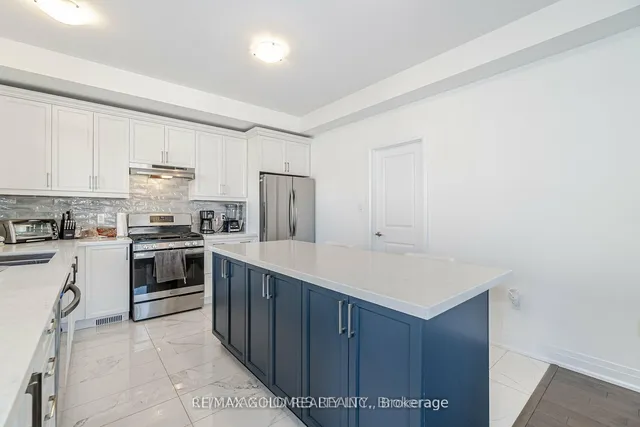 36 Paddington Grve, Barrie 5