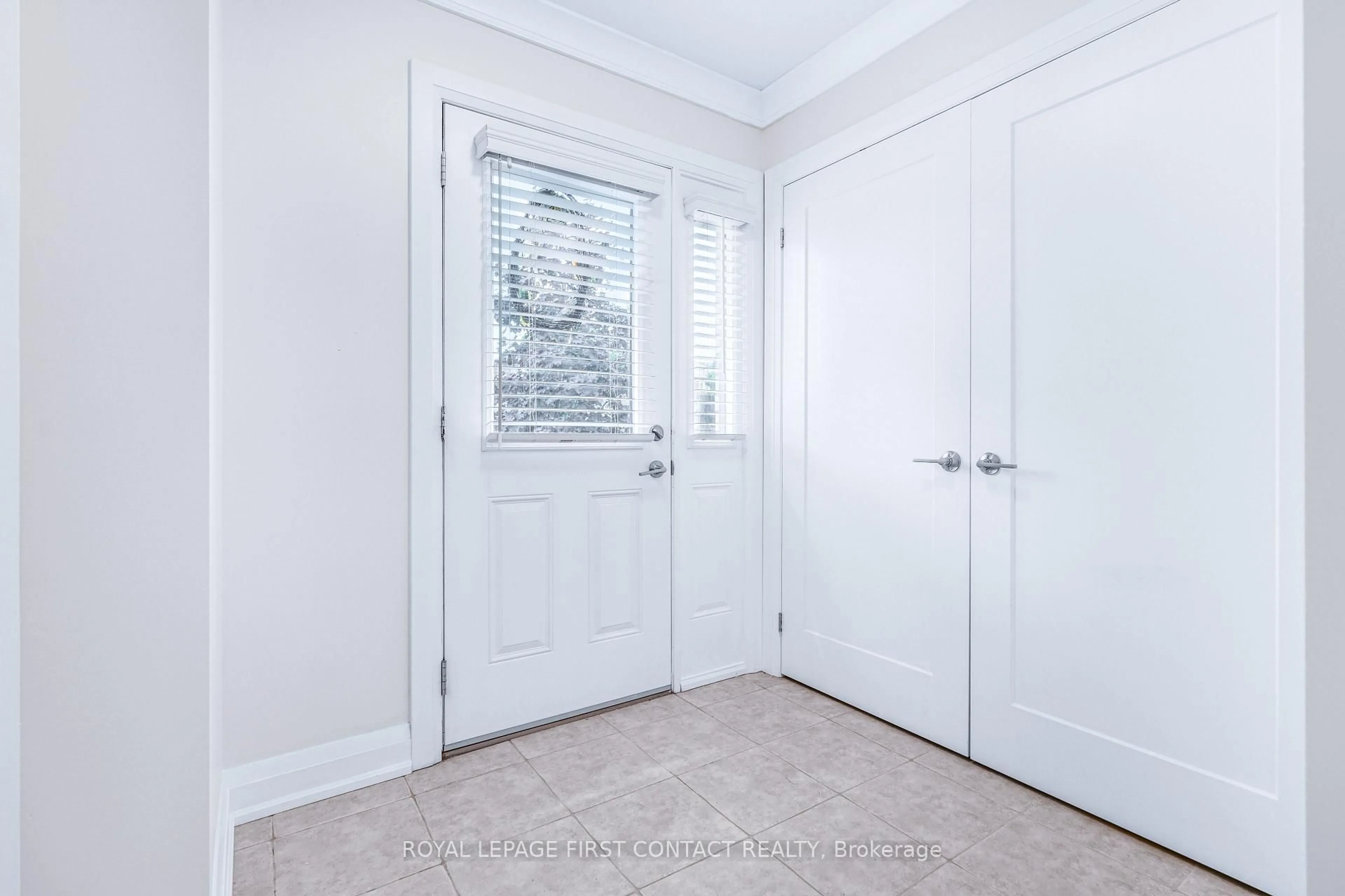 Indoor entryway for 29 MADELAINE Dr #4, Barrie Ontario L9J 0G8