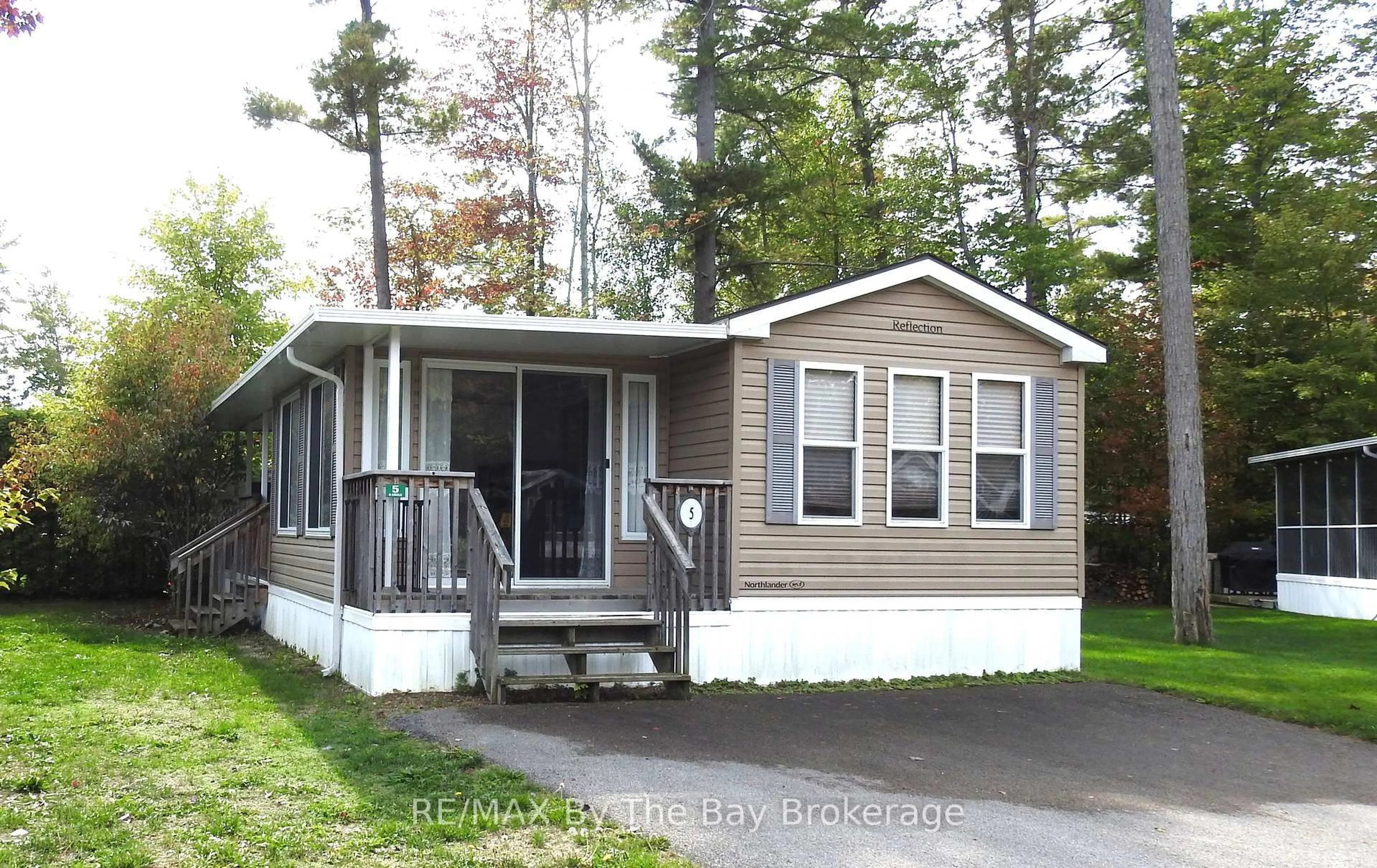 Home with vinyl exterior material, street for 5 Nipagon Circ, Wasaga Beach Ontario L9Z 1X7