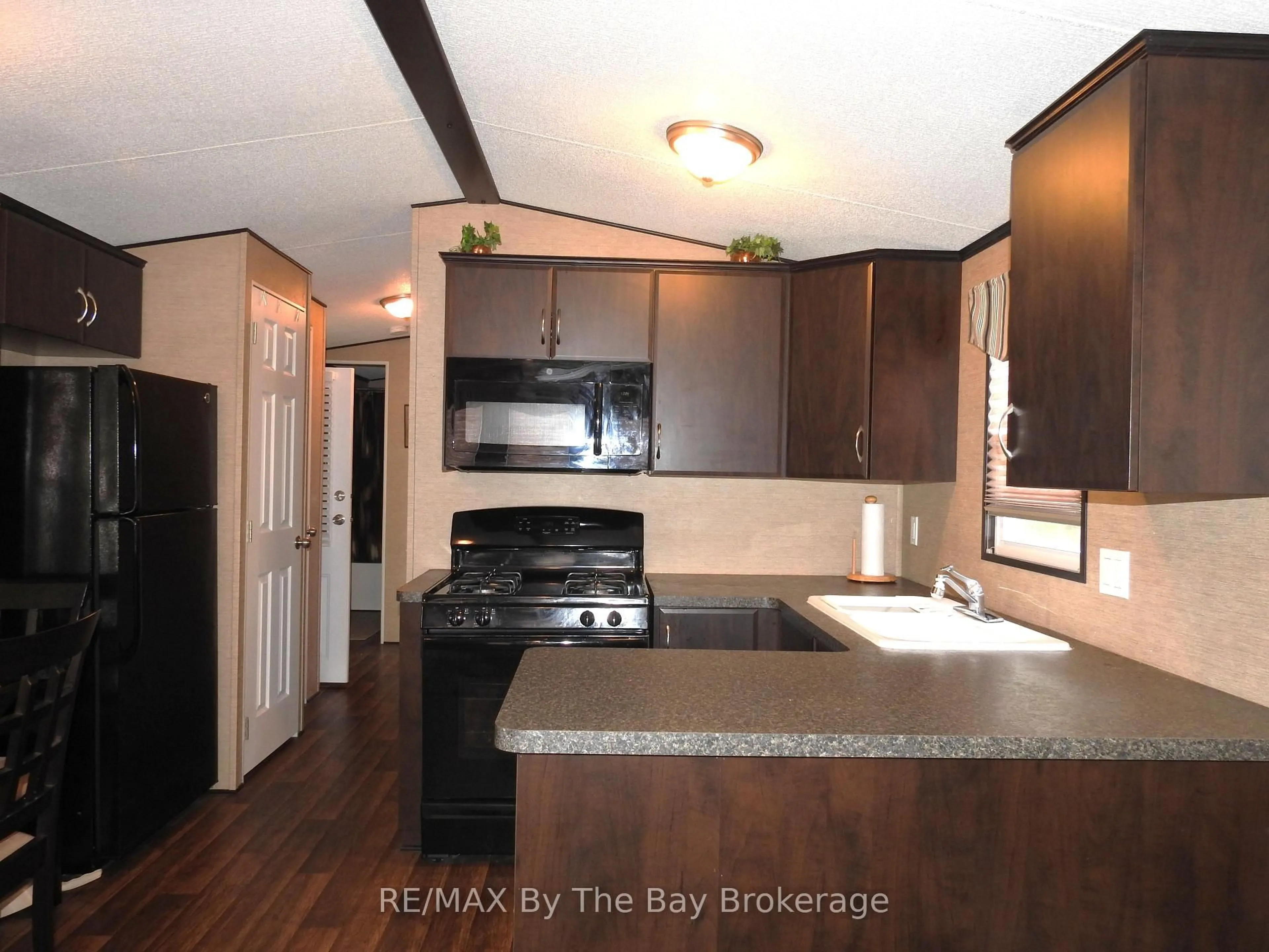 Open concept kitchen, unknown for 5 Nipagon Circ, Wasaga Beach Ontario L9Z 1X7