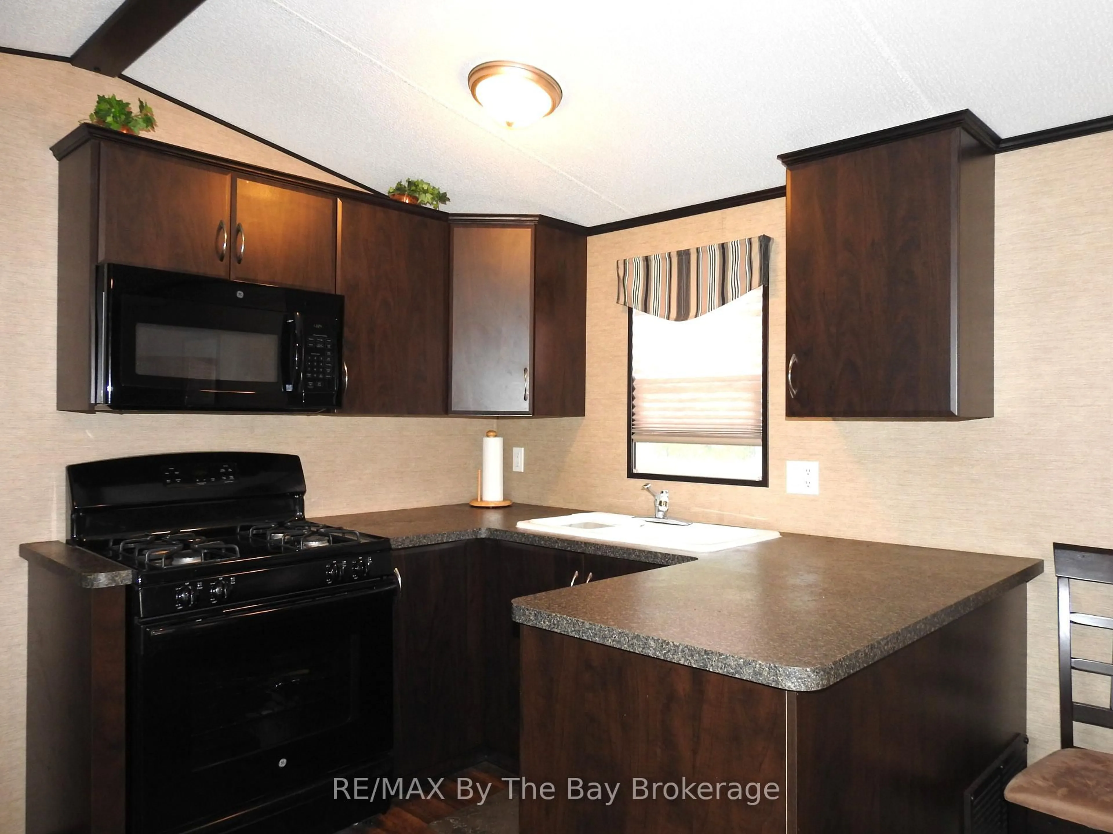 Standard kitchen, unknown for 5 Nipagon Circ, Wasaga Beach Ontario L9Z 1X7