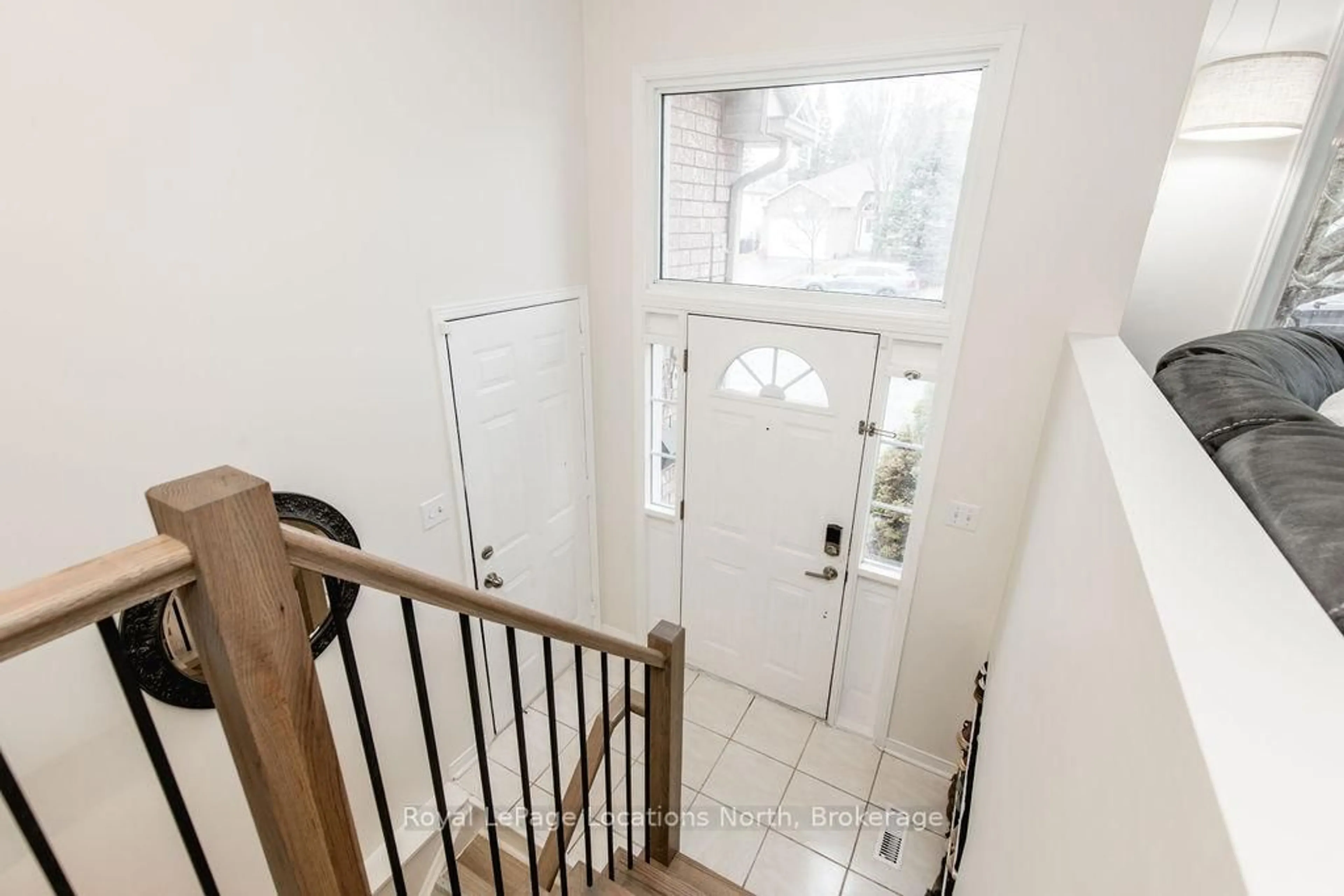 Indoor entryway for 92 GLEN ETON Rd, Wasaga Beach Ontario L9Z 1E8