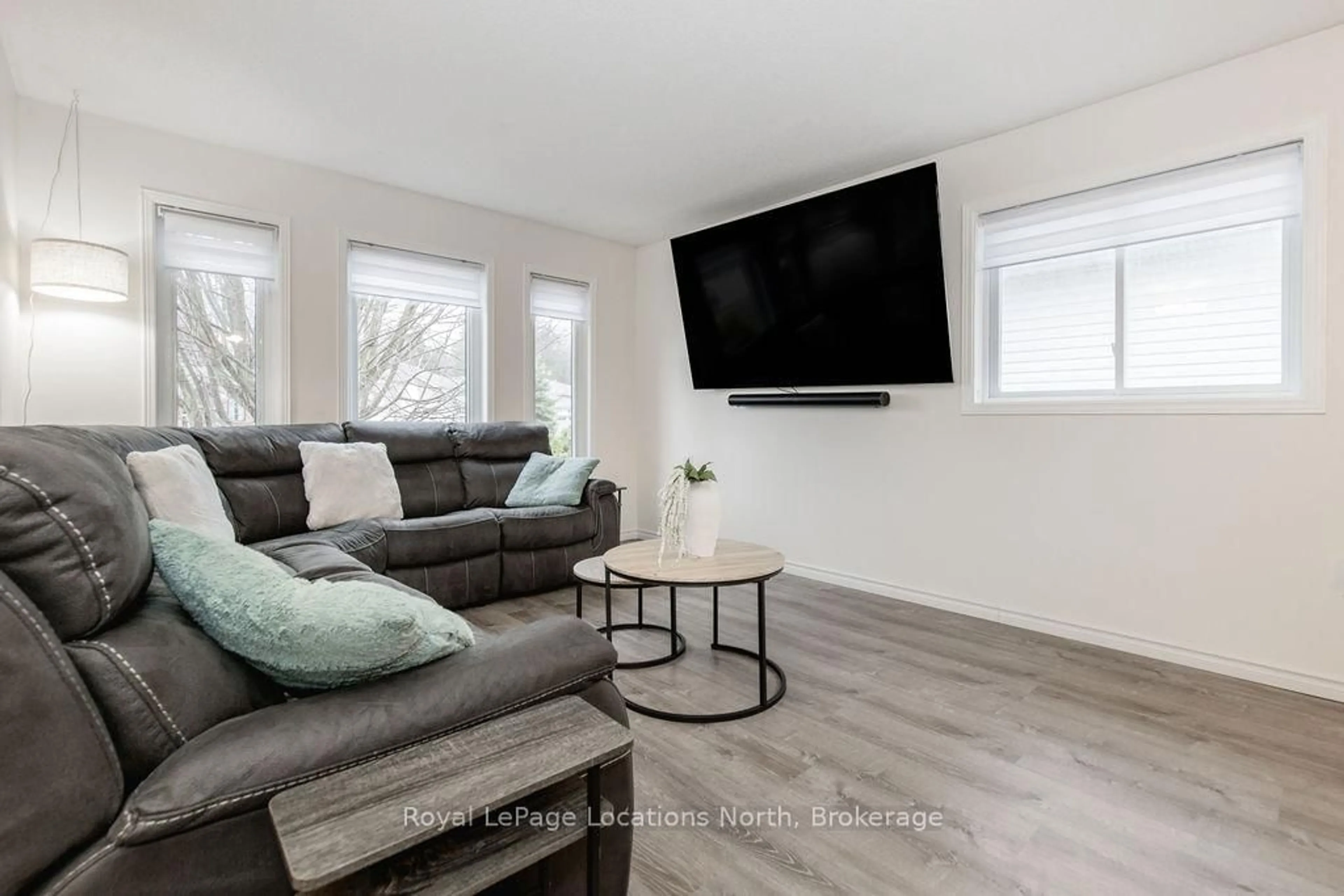Living room with furniture, unknown for 92 GLEN ETON Rd, Wasaga Beach Ontario L9Z 1E8