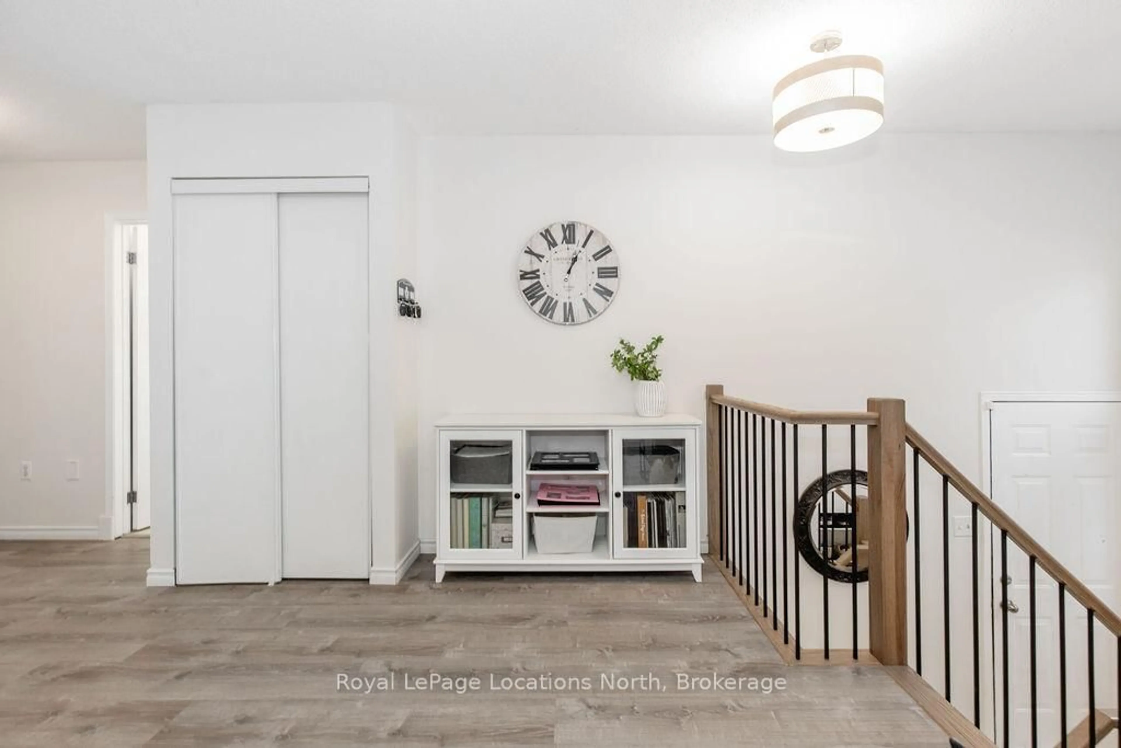 Indoor entryway for 92 GLEN ETON Rd, Wasaga Beach Ontario L9Z 1E8