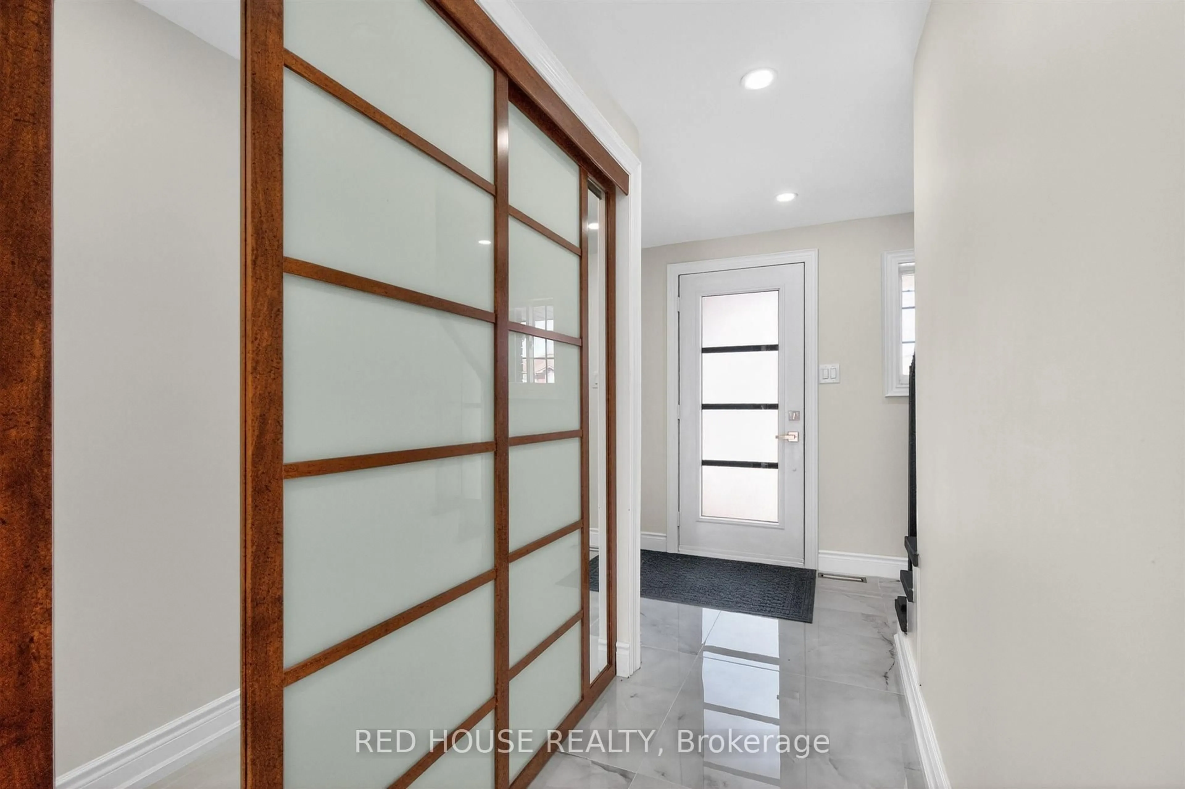 Indoor entryway for 283 Dunsmore Lane, Barrie Ontario L4M 7A7