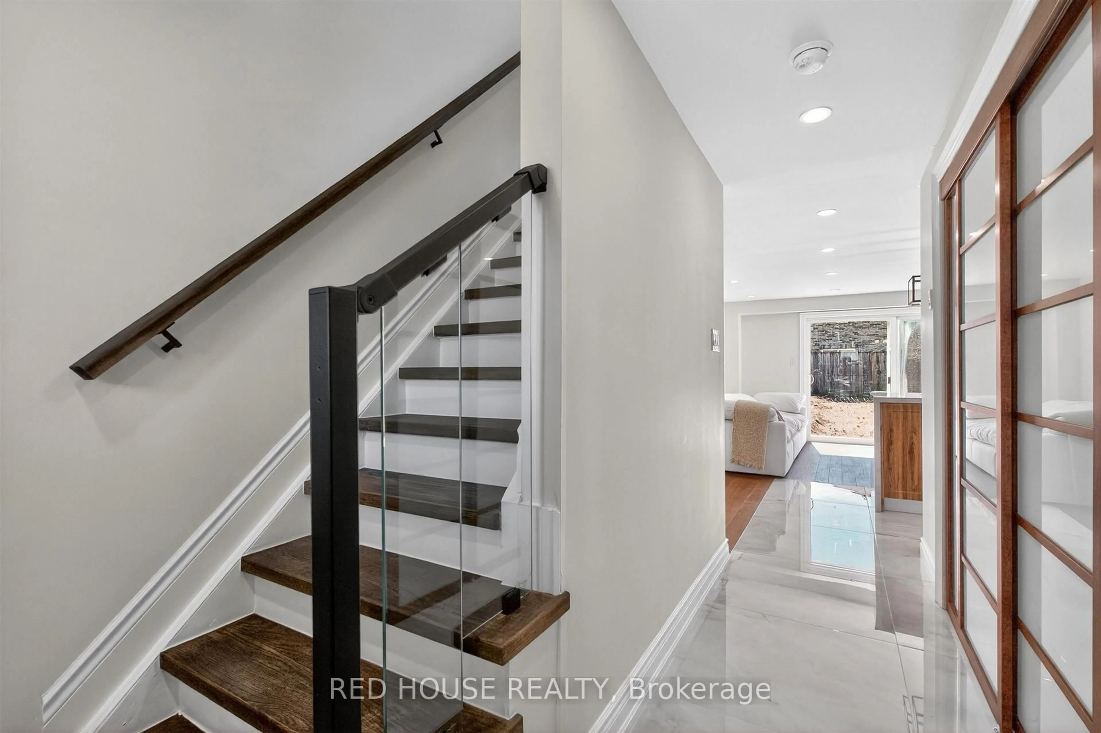 Indoor entryway for 283 Dunsmore Lane, Barrie Ontario L4M 7A7