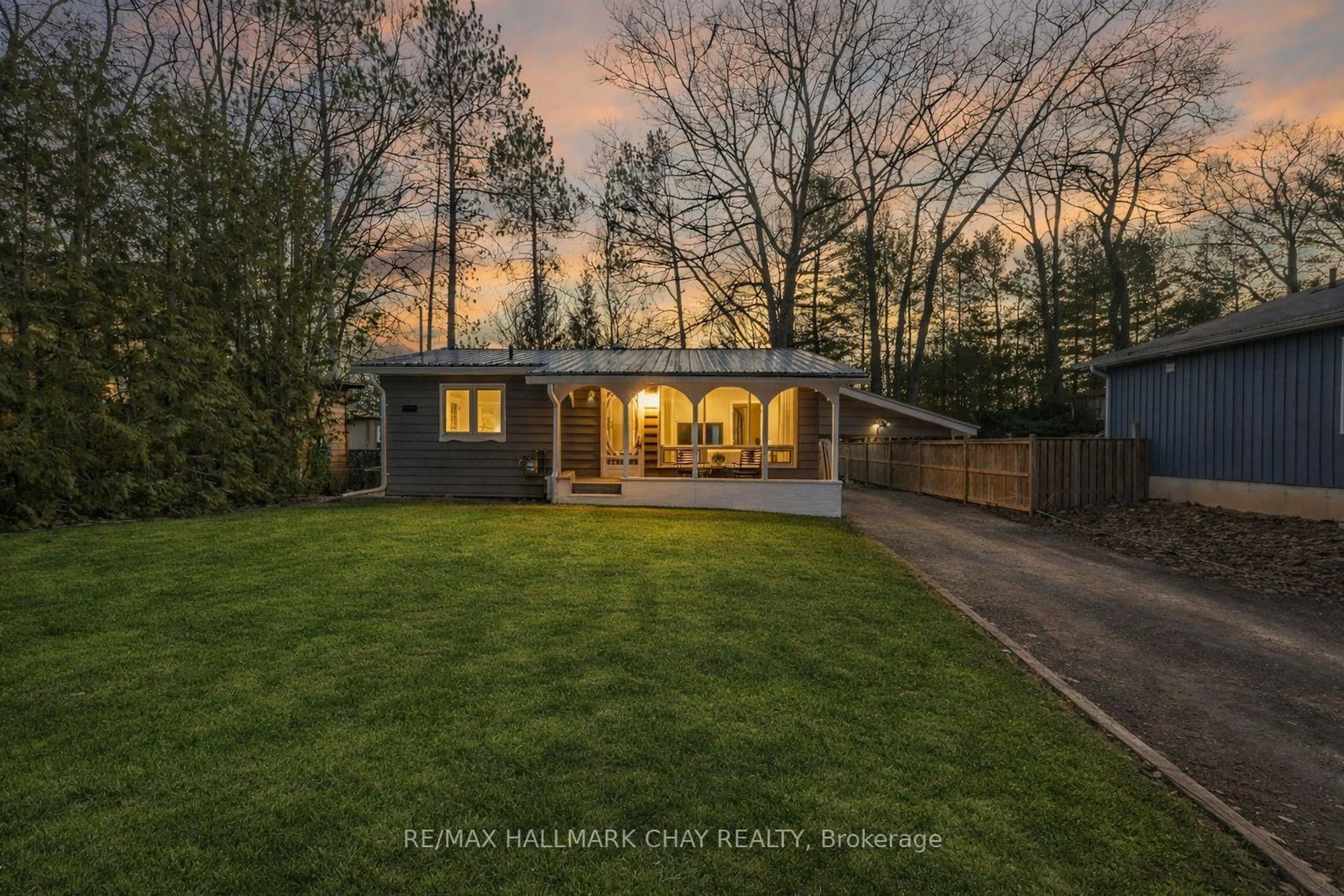 A pic from outside/outdoor area/front of a property/back of a property/a pic from drone, unknown for 102 Melrose Ave, Wasaga Beach Ontario L9Z 2T1