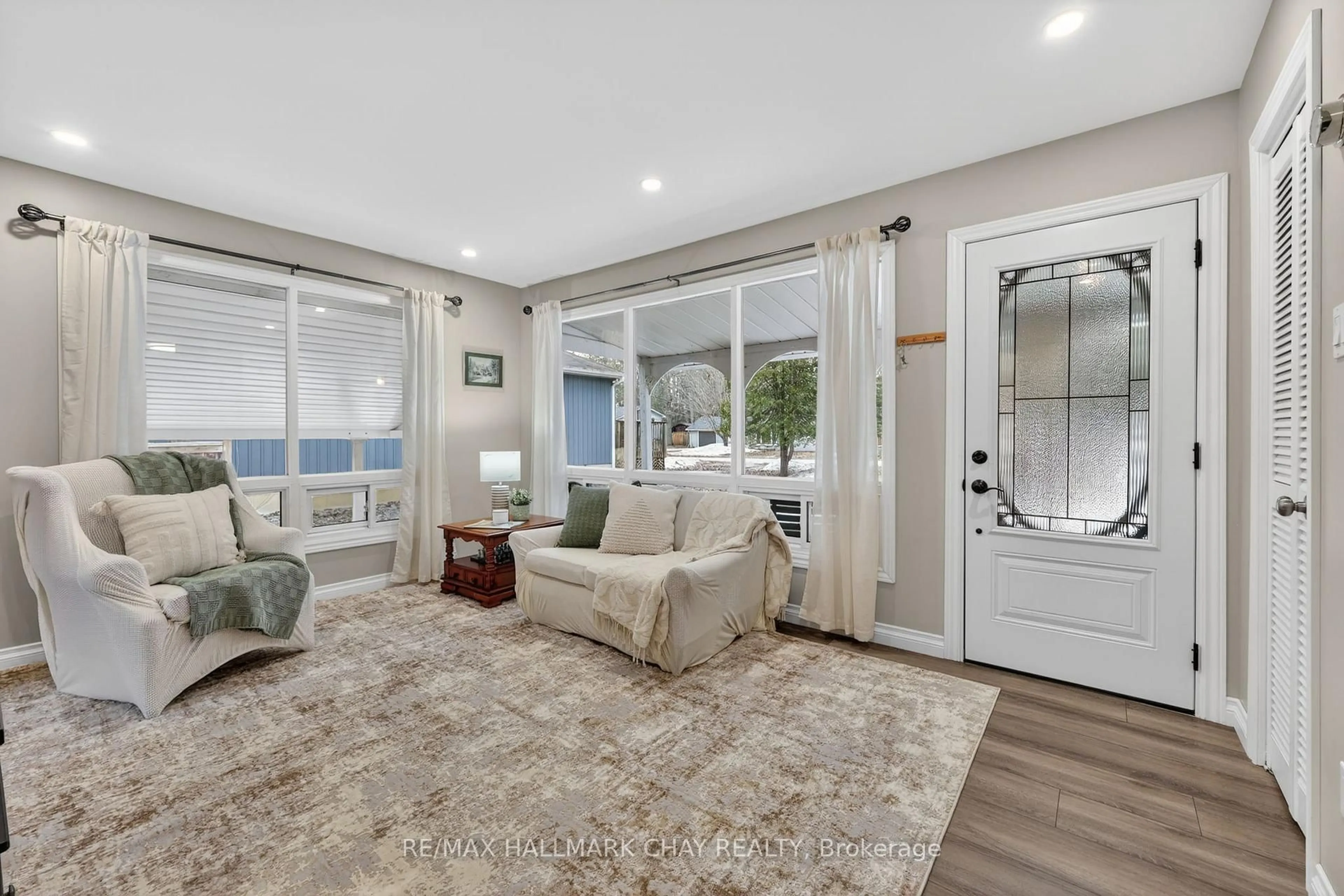 Indoor entryway for 102 Melrose Ave, Wasaga Beach Ontario L9Z 2T1