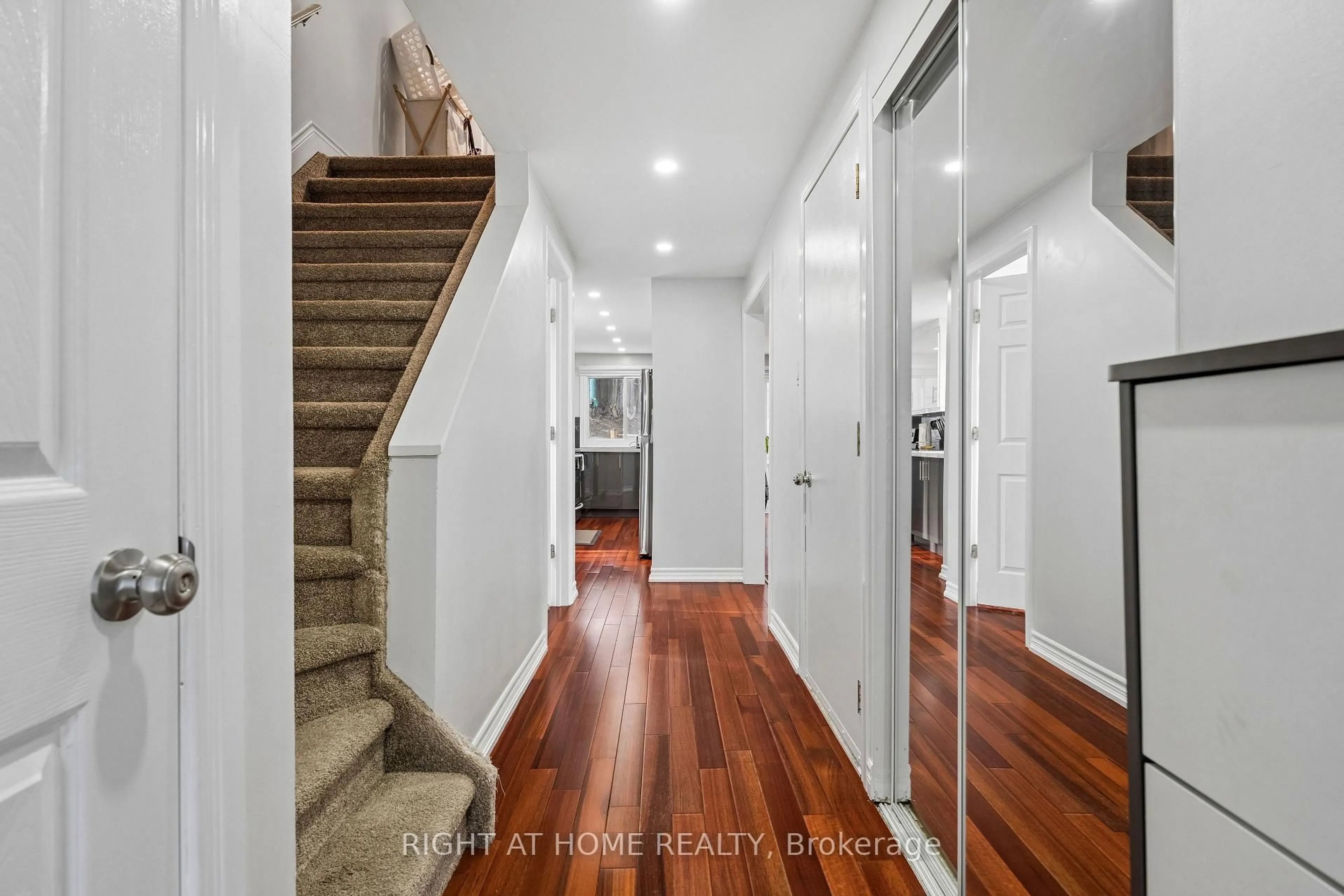 Indoor entryway for 56 Hemingway Cres, Barrie Ontario L4N 5G1