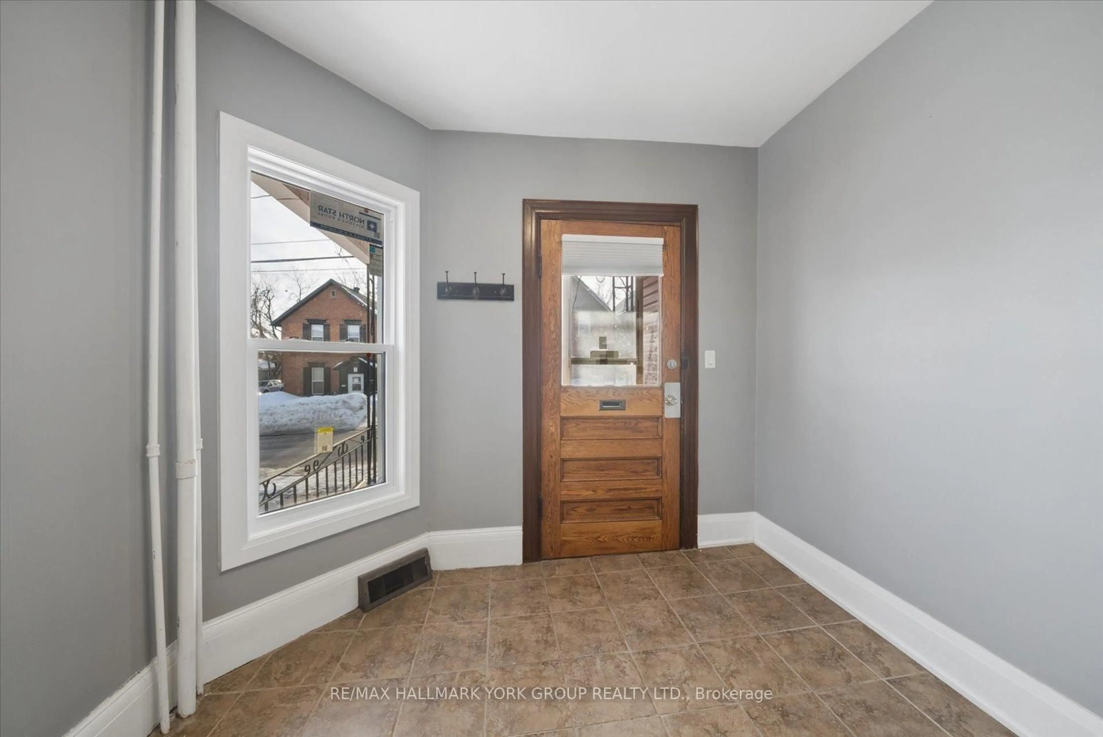 Indoor entryway for 16 Albert St, Orillia Ontario L3V 5K1