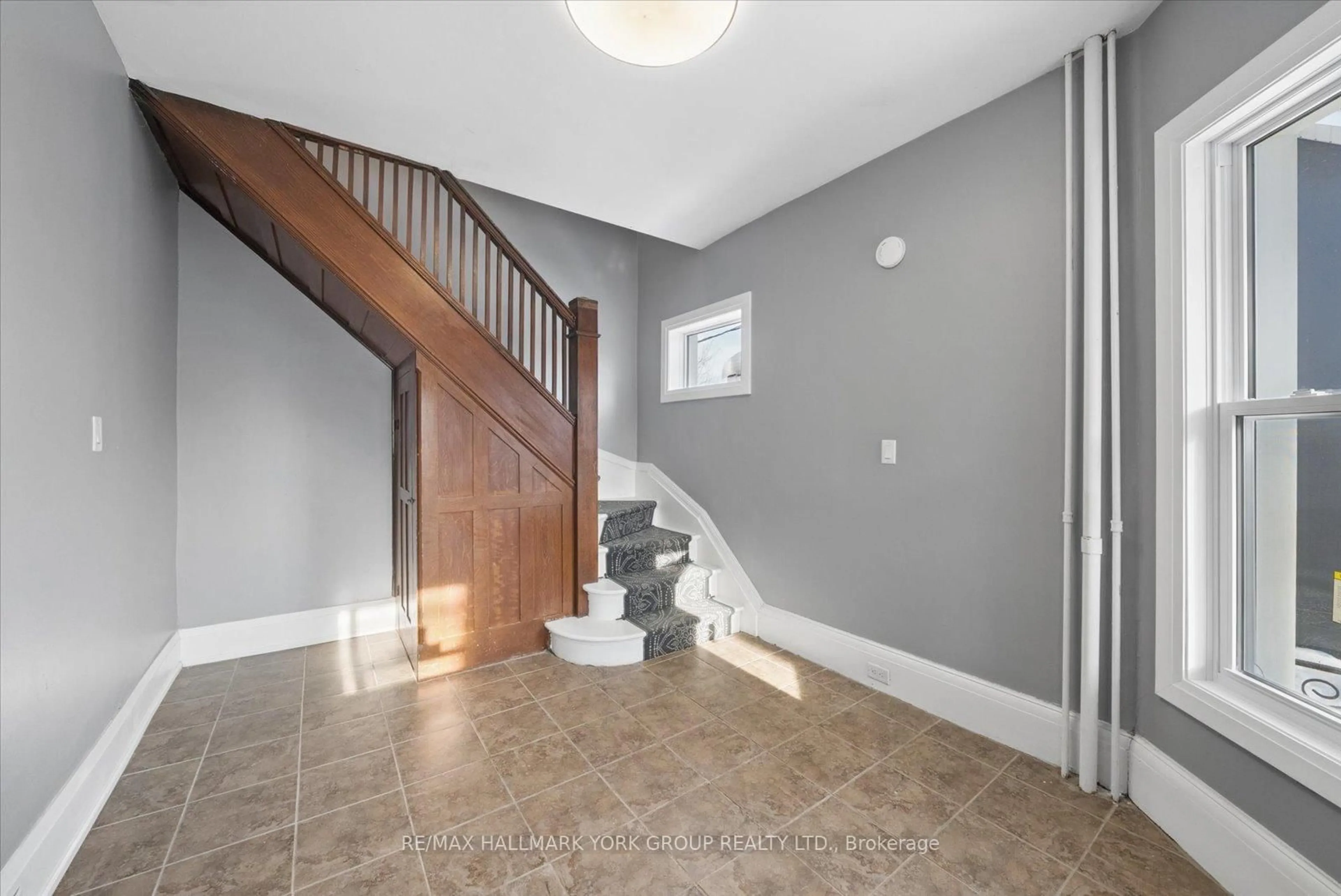 Unknown for 16 Albert St, Orillia Ontario L3V 5K1