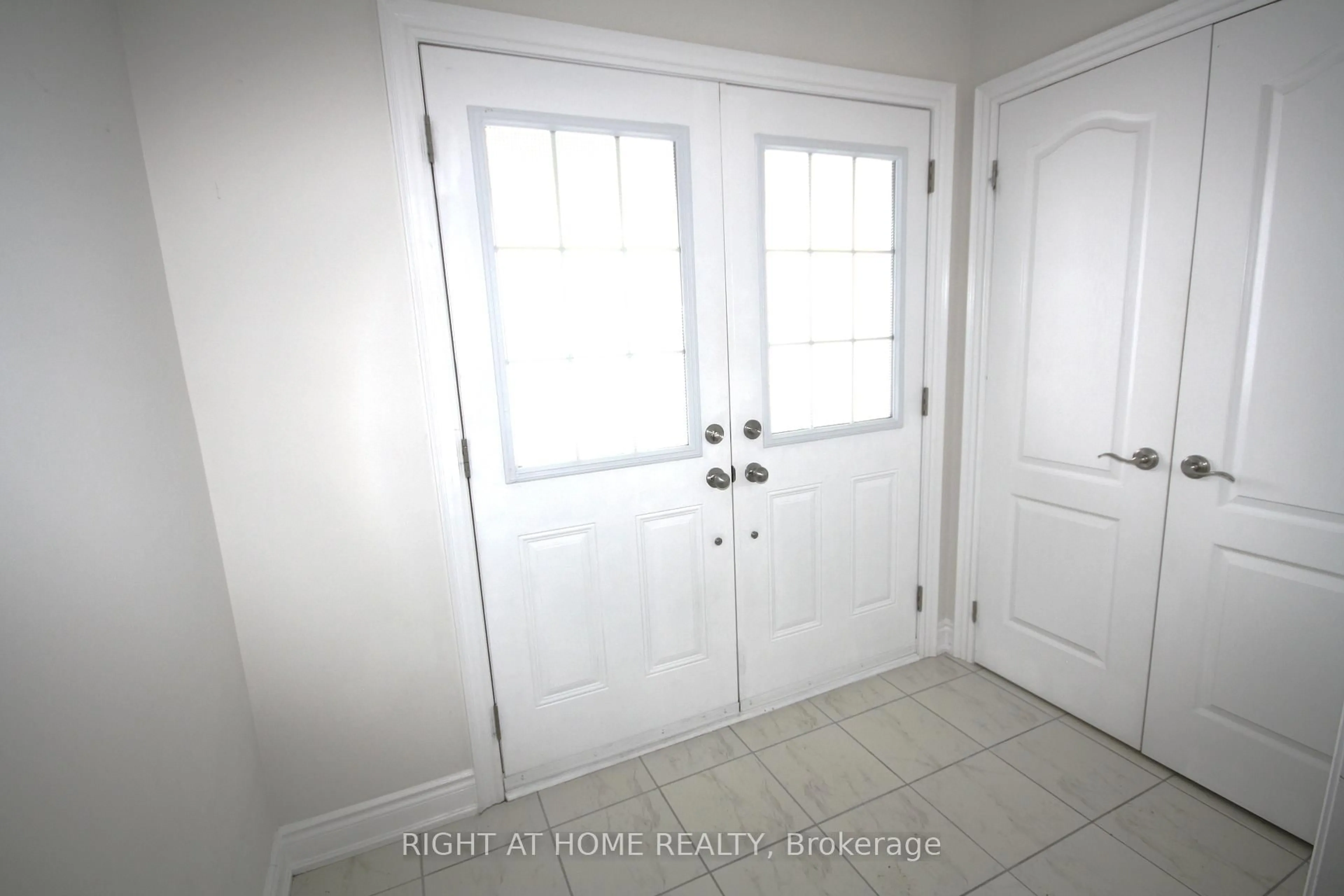 Indoor entryway for 66 White Cres, Barrie Ontario L4N 5Z9