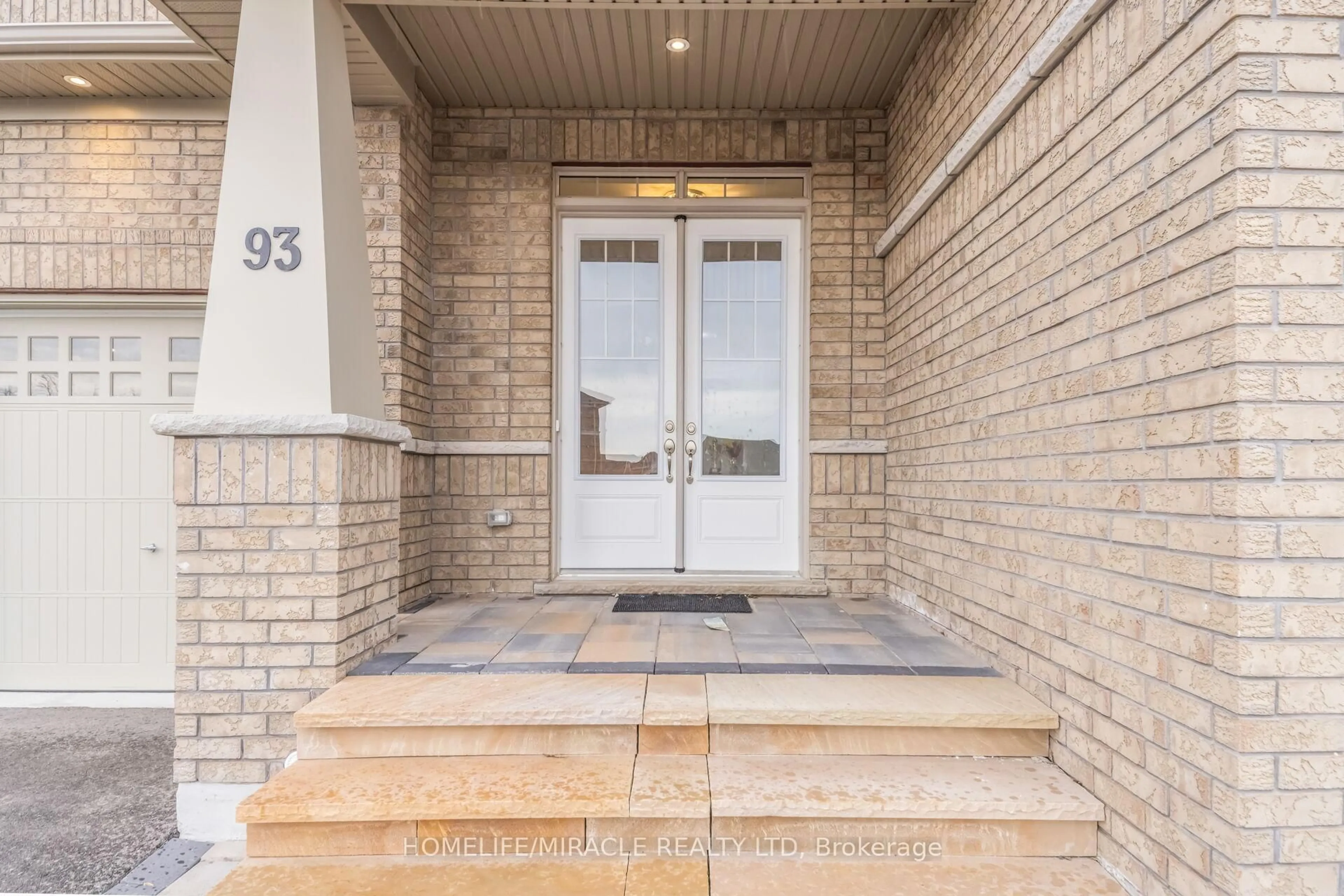 Indoor entryway for 93 Trail Blvd, Springwater Ontario L9X 0S5