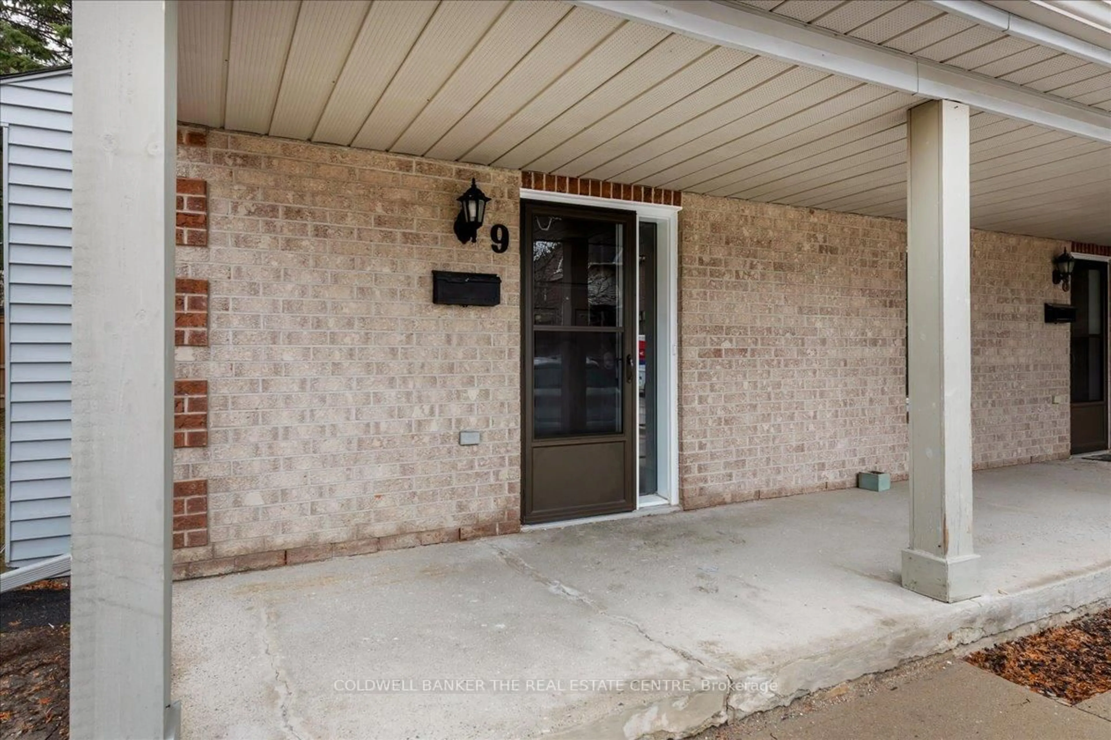 Indoor entryway for 119 D'ambrosio Dr #9, Barrie Ontario L4N 7N7