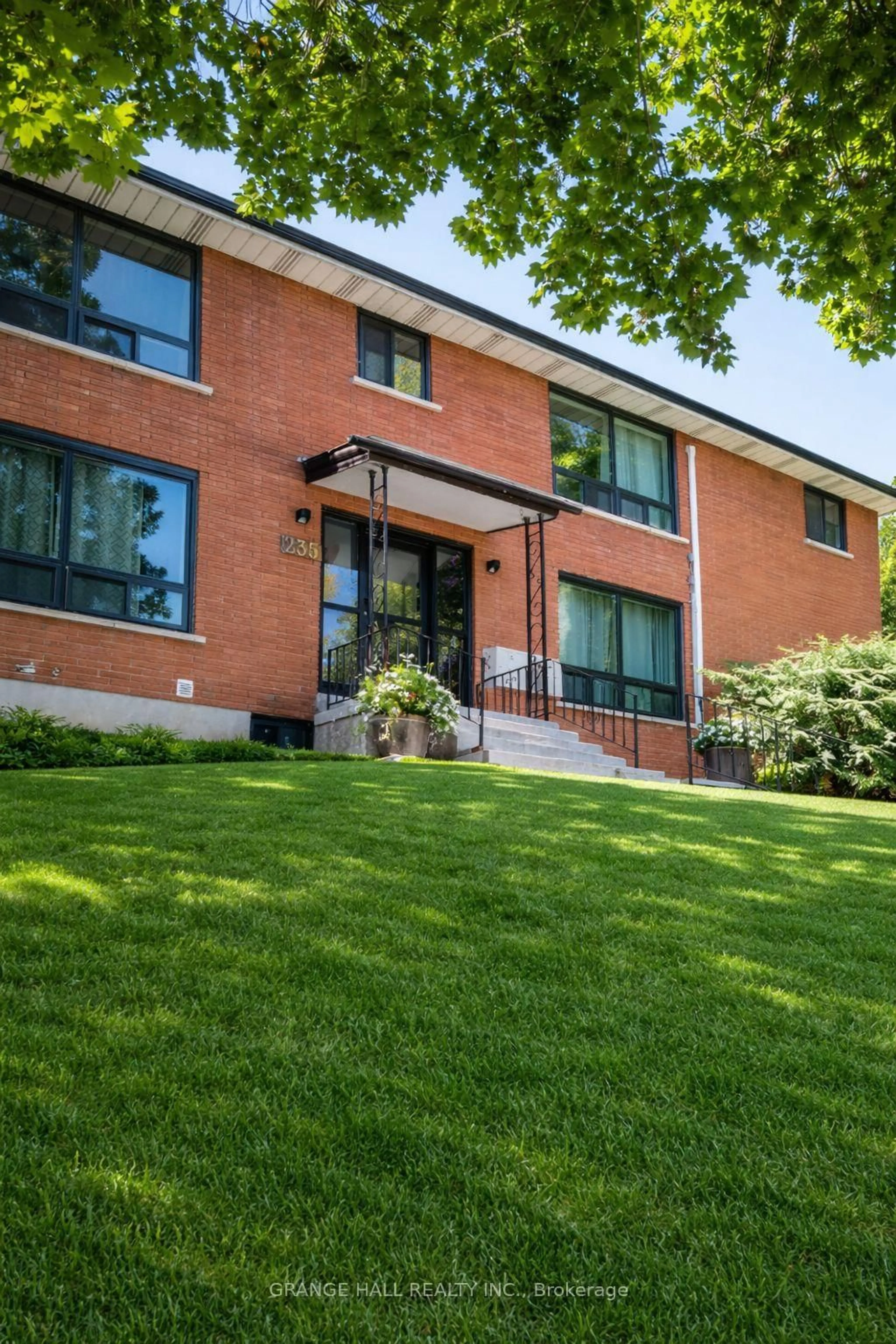 Home with brick exterior material, building for 235 Canice St, Orillia Ontario L3V 4J1