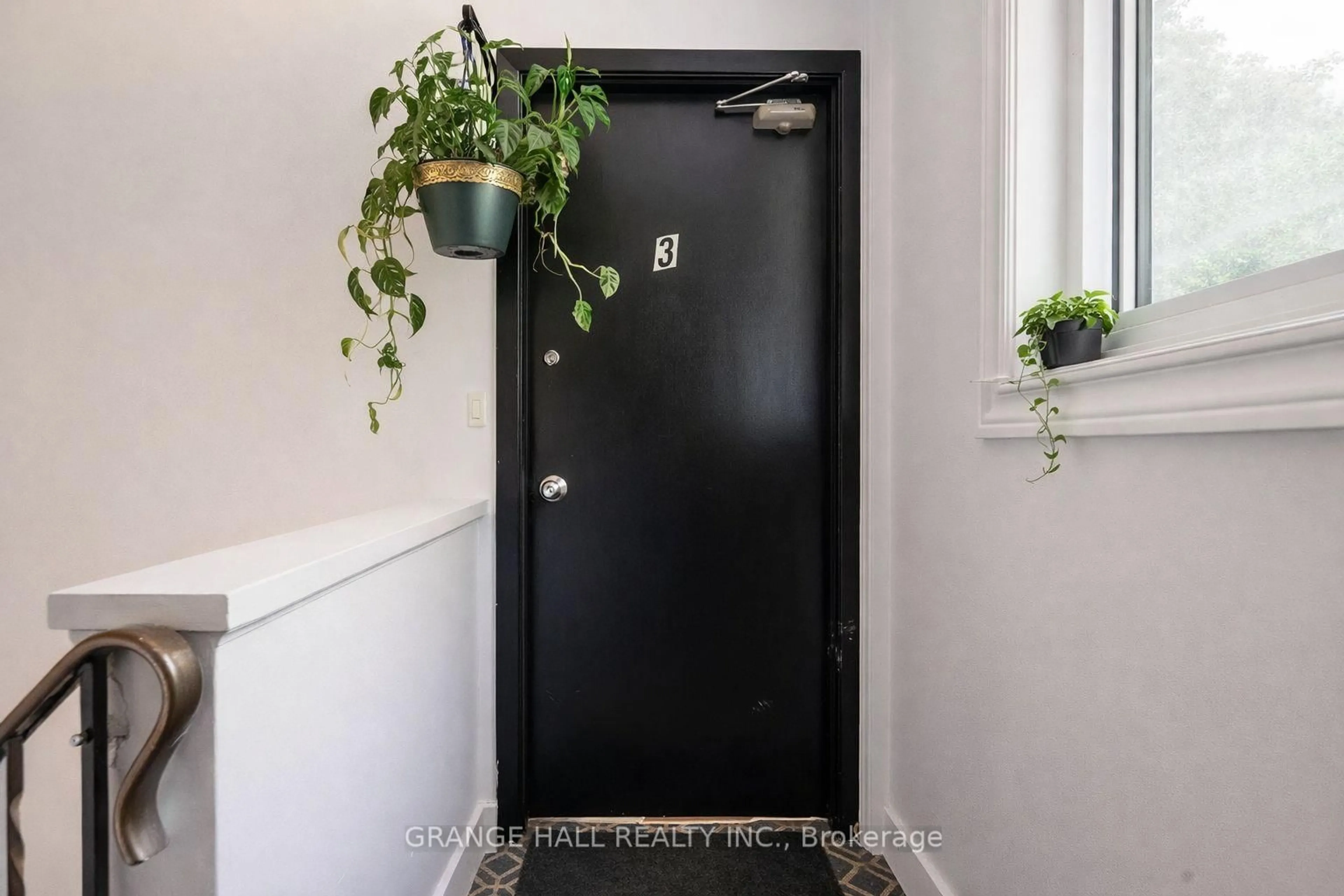 Indoor entryway for 235 Canice St, Orillia Ontario L3V 4J1