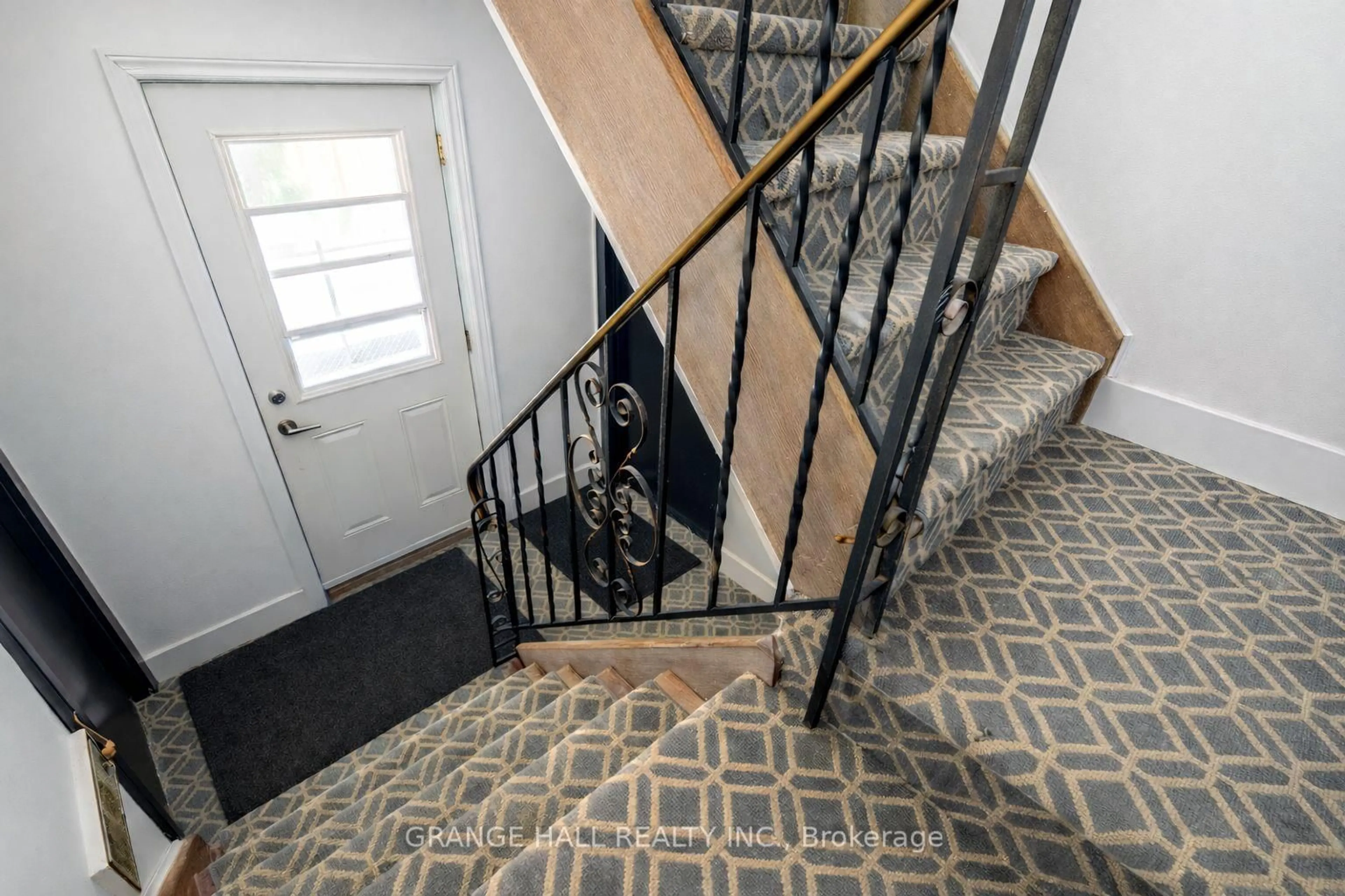 Stairs for 235 Canice St, Orillia Ontario L3V 4J1