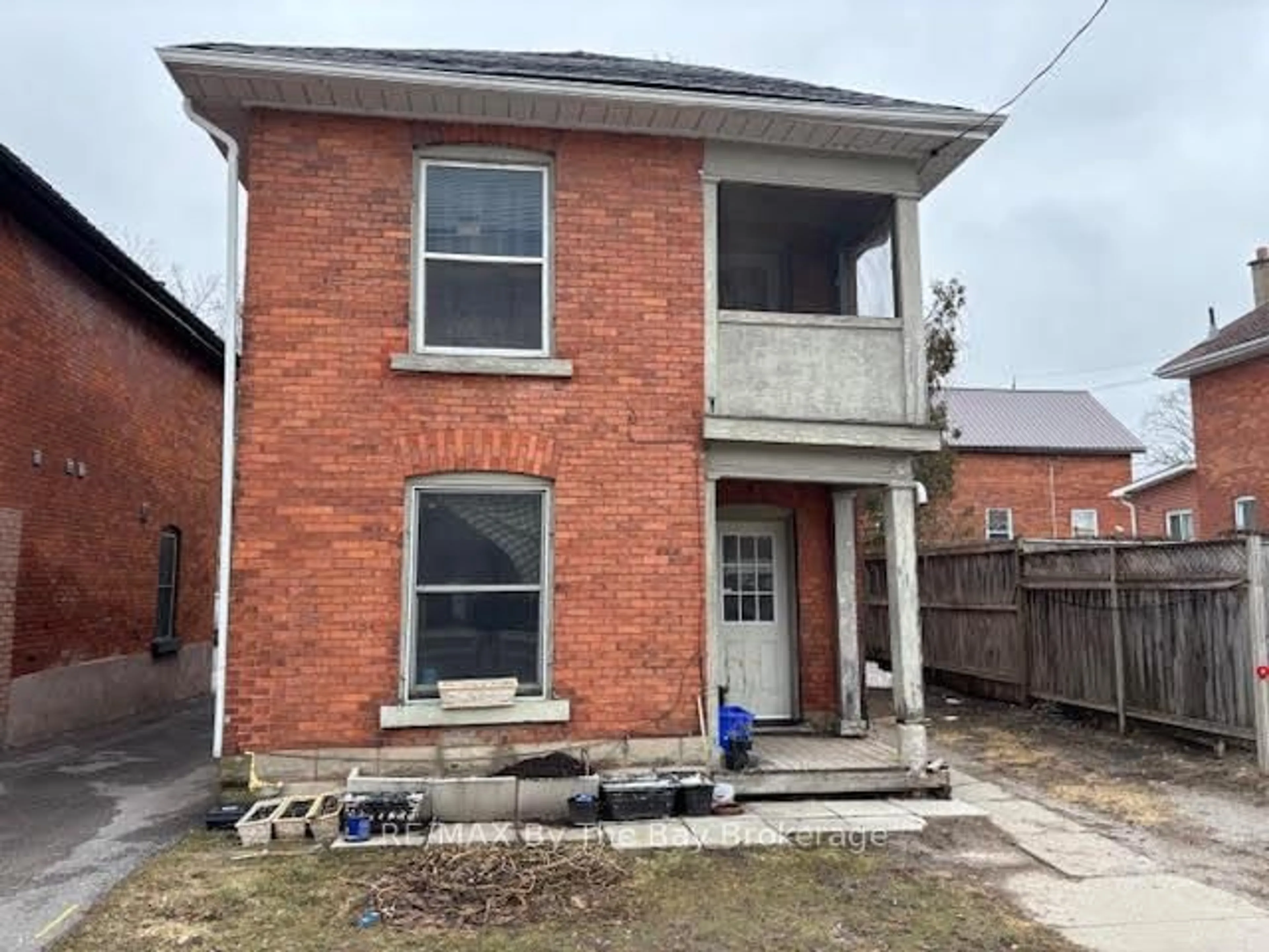 Home with brick exterior material, building for 176 Mississaga St, Orillia Ontario L3V 3B5