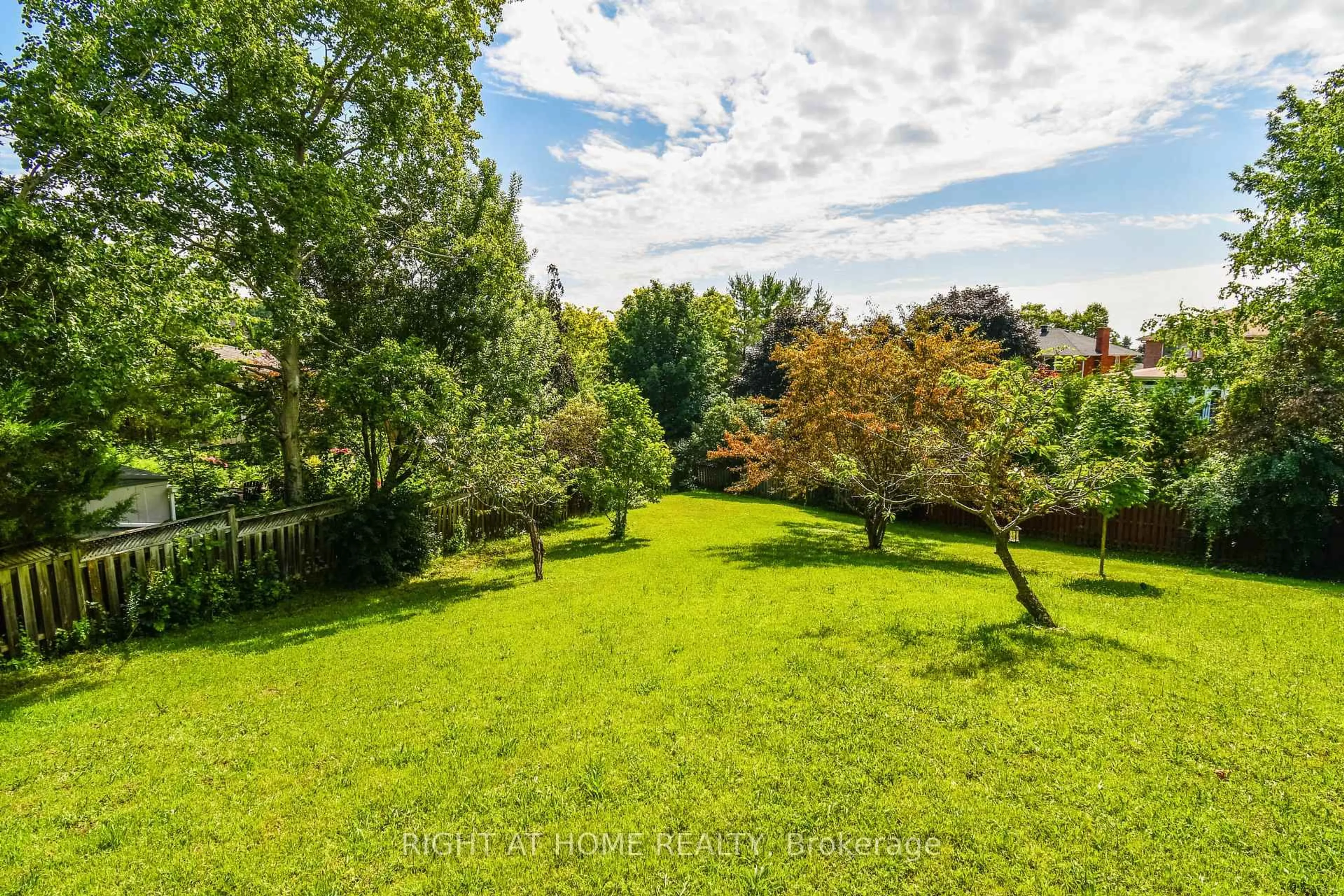 A pic from outside/outdoor area/front of a property/back of a property/a pic from drone, forest/trees view for 11 Thackeray Cres, Barrie Ontario L4N 6J6
